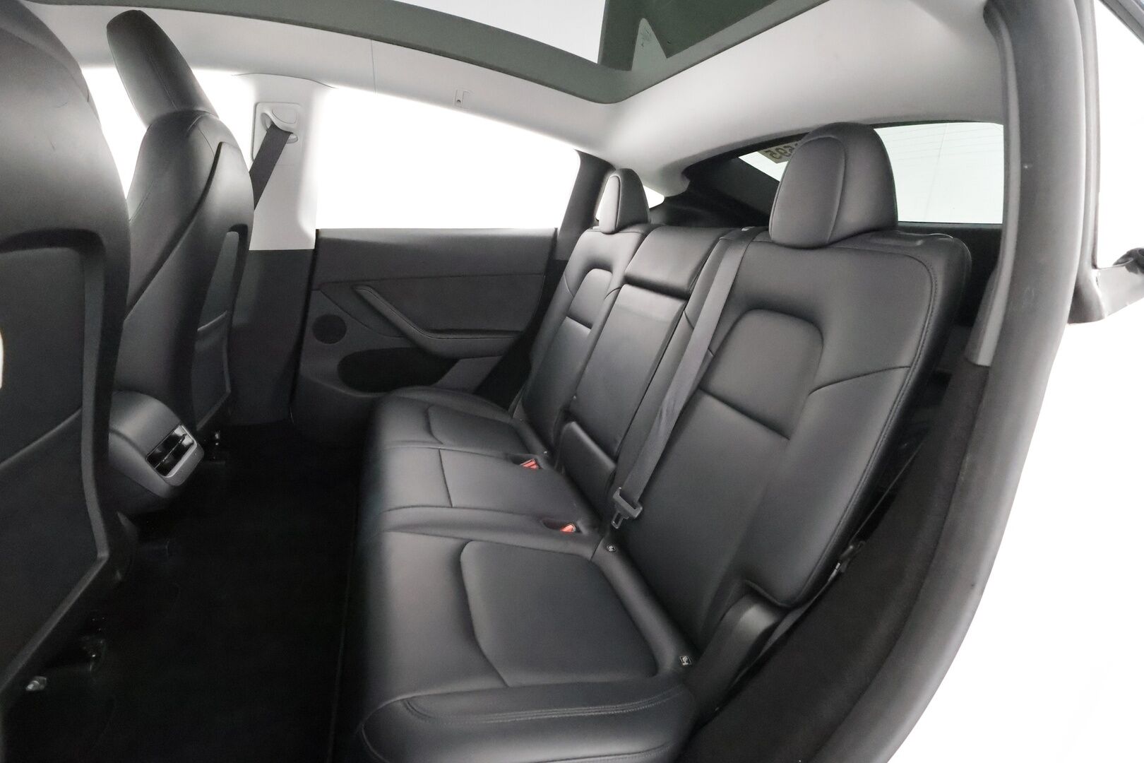 TESLA MODEL Y 2023 RWD - | ACC | ILP | Koukku | Ryzen | Matrix | Lasikatto | Premium Audio | Sähkönahat | Muistipenkki | P.kamera | Autosteer | 2x renkaat aluin | ALV |