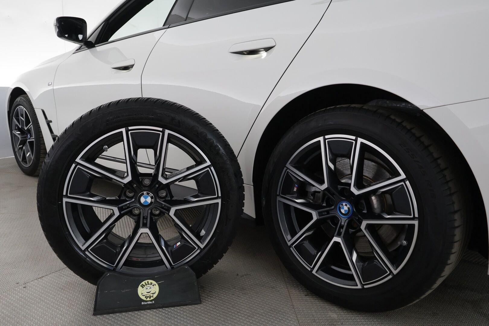 BMW i4 2023 eDrive35 M-Sport - | ACC | ILP | HiFi | Nahka-alcantara | Sporttipenkit | Driving Assistant | Ambient | Lane Assist | BSM | P.kamera | LED | Sähk.takaluukku | 2x renkaat aluin |