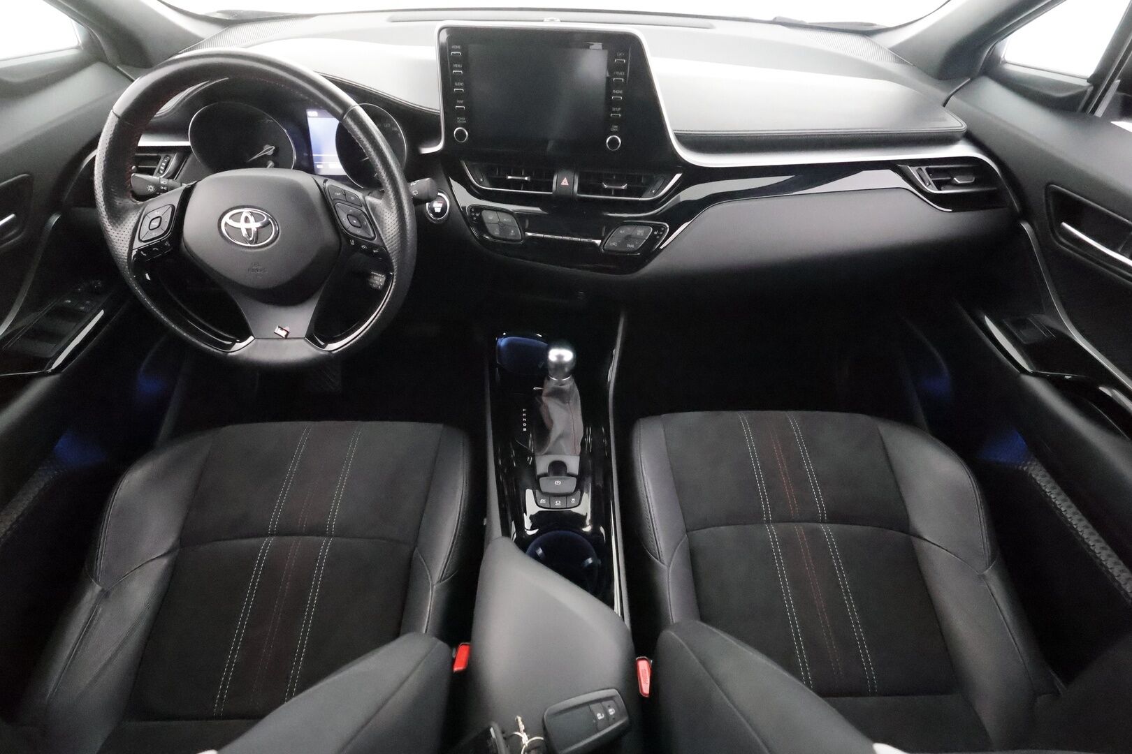 Toyota C-HR 2021 1,8 Hybrid GR Sport - | ACC | Koukku | Sähköpenkki | Nahka-alcantara | P.kamera | LED | Lane Assist | BSM | Keyless | Apple & Android | Lämm. ratti | Juuri huollettu |