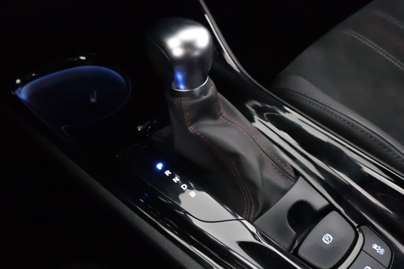 Toyota C-HR 2021 1,8 Hybrid GR Sport - | ACC | Koukku | Sähköpenkki | Nahka-alcantara | P.kamera | LED | Lane Assist | BSM | Keyless | Apple & Android | Lämm. ratti | Juuri huollettu |