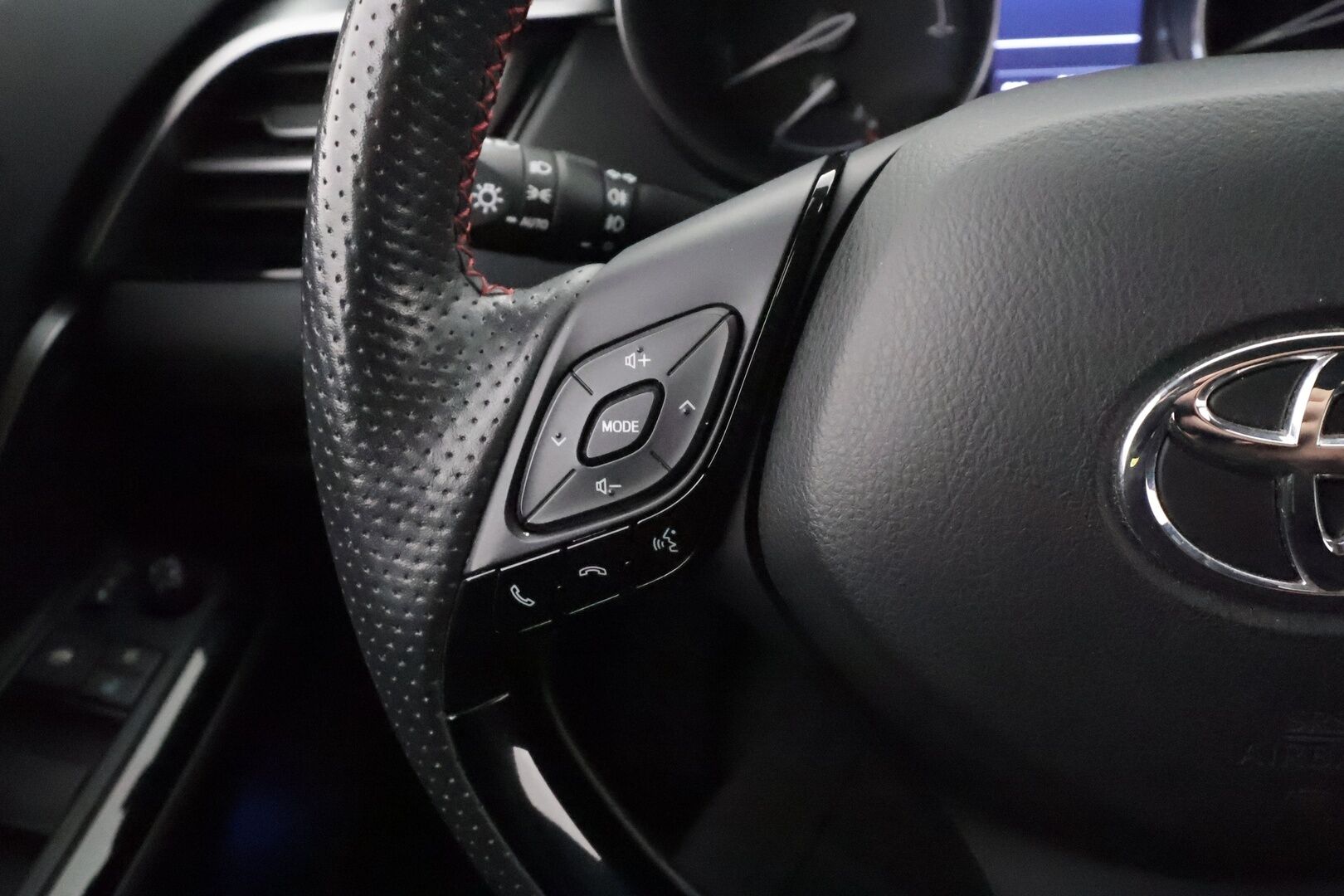 Toyota C-HR 2021 1,8 Hybrid GR Sport - | ACC | Koukku | Sähköpenkki | Nahka-alcantara | P.kamera | LED | Lane Assist | BSM | Keyless | Apple & Android | Lämm. ratti | Juuri huollettu |