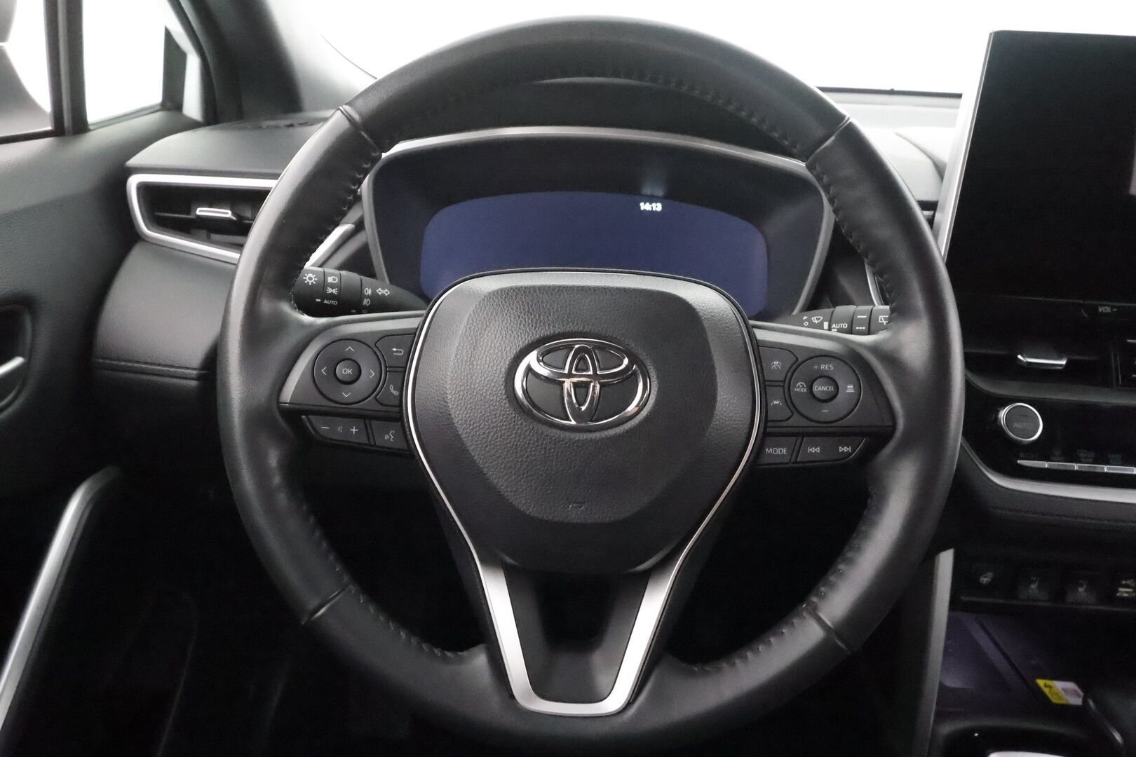 TOYOTA COROLLA CROSS 2024 1.8 Hybrid Style - | ACC | P.kamera ja tutkat | LDA | PDA | BSM | Keyless | LED | Digimittaristo | Lämm. ratti | Sähk. takaluukku | 2x renkaat aluin | Merkkihuollot | 