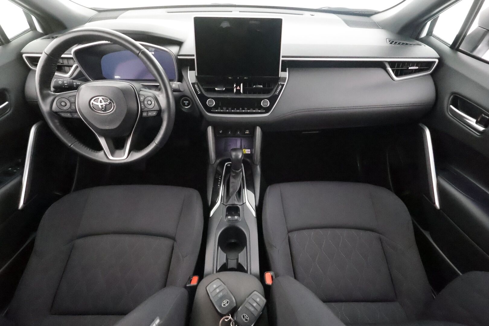 TOYOTA COROLLA CROSS 2024 1.8 Hybrid Style - | ACC | P.kamera ja tutkat | LDA | PDA | BSM | Keyless | LED | Digimittaristo | Lämm. ratti | Sähk. takaluukku | 2x renkaat aluin | Merkkihuollot | 