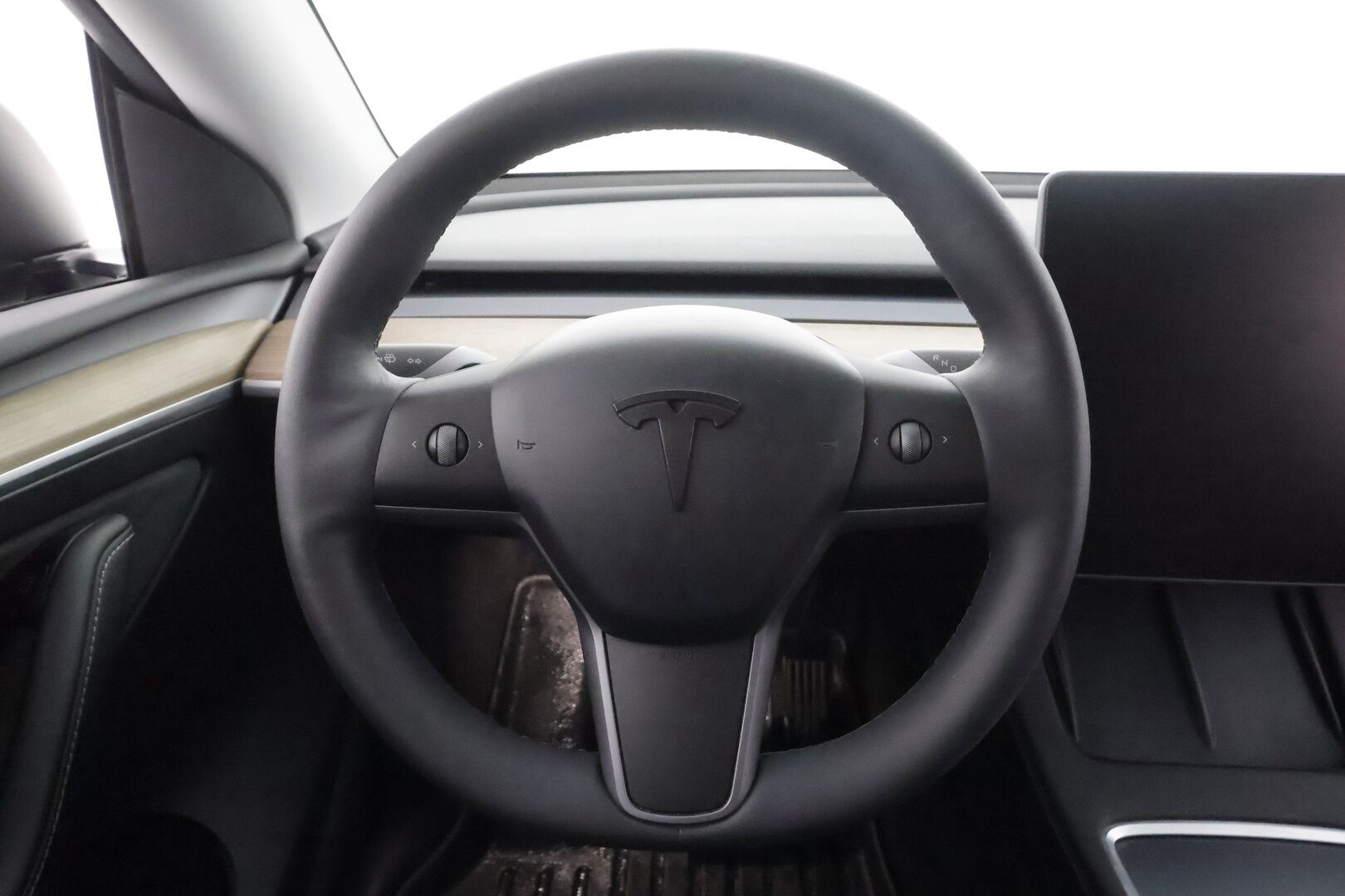 Tesla Model Y 2023 RWD - | ILP | ACC | Lasikatto | Matrix-LED | P.Kamera | Muistipenkki | Premium Audio | Navi | Kaistavahti | Keyless | 2x Latauskaapelit | Kahdet renkaat |