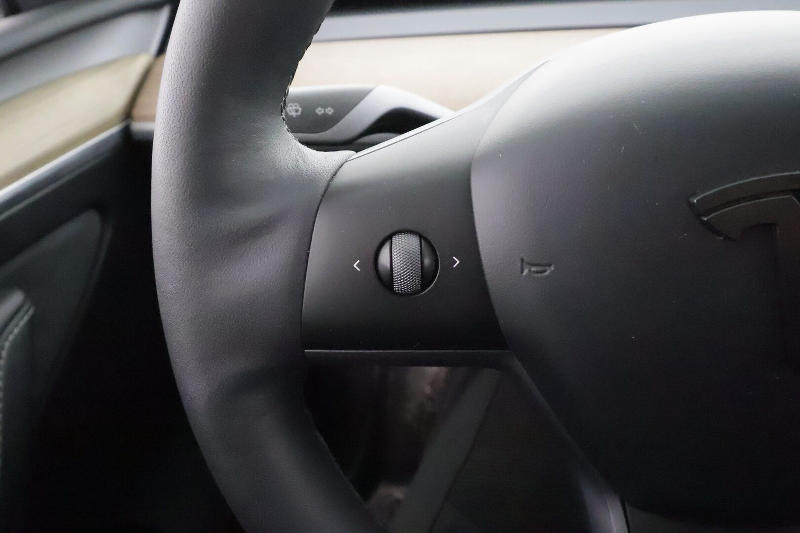 Tesla Model Y 2023 RWD - | ILP | ACC | Lasikatto | Matrix-LED | P.Kamera | Muistipenkki | Premium Audio | Navi | Kaistavahti | Keyless | 2x Latauskaapelit | Kahdet renkaat |
