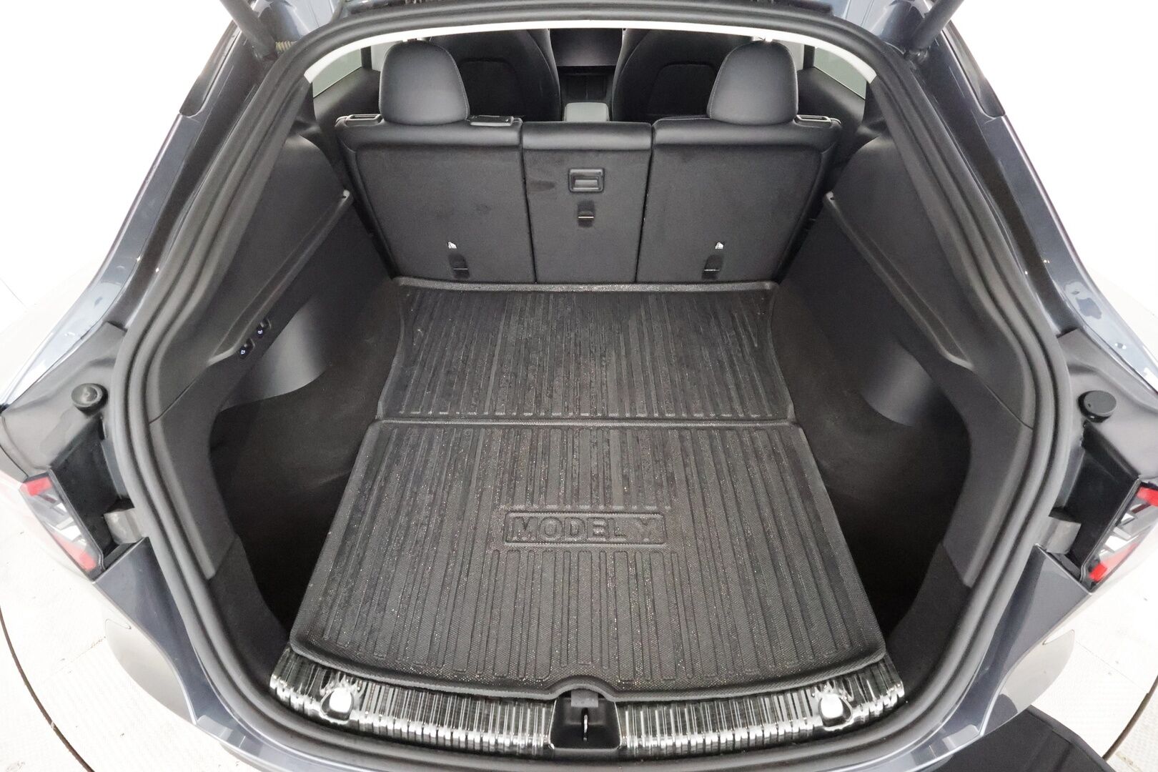 Tesla Model Y 2023 RWD - | ILP | ACC | Lasikatto | Matrix-LED | P.Kamera | Muistipenkki | Premium Audio | Navi | Kaistavahti | Keyless | 2x Latauskaapelit | Kahdet renkaat |