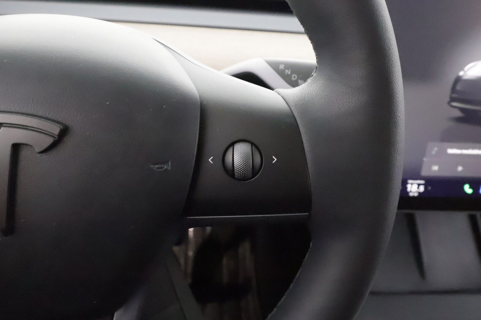 Tesla Model Y 2023 RWD - | ILP | ACC | Lasikatto | Matrix-LED | P.Kamera | Muistipenkki | Premium Audio | Navi | Kaistavahti | Keyless | 2x Latauskaapelit | Kahdet renkaat |