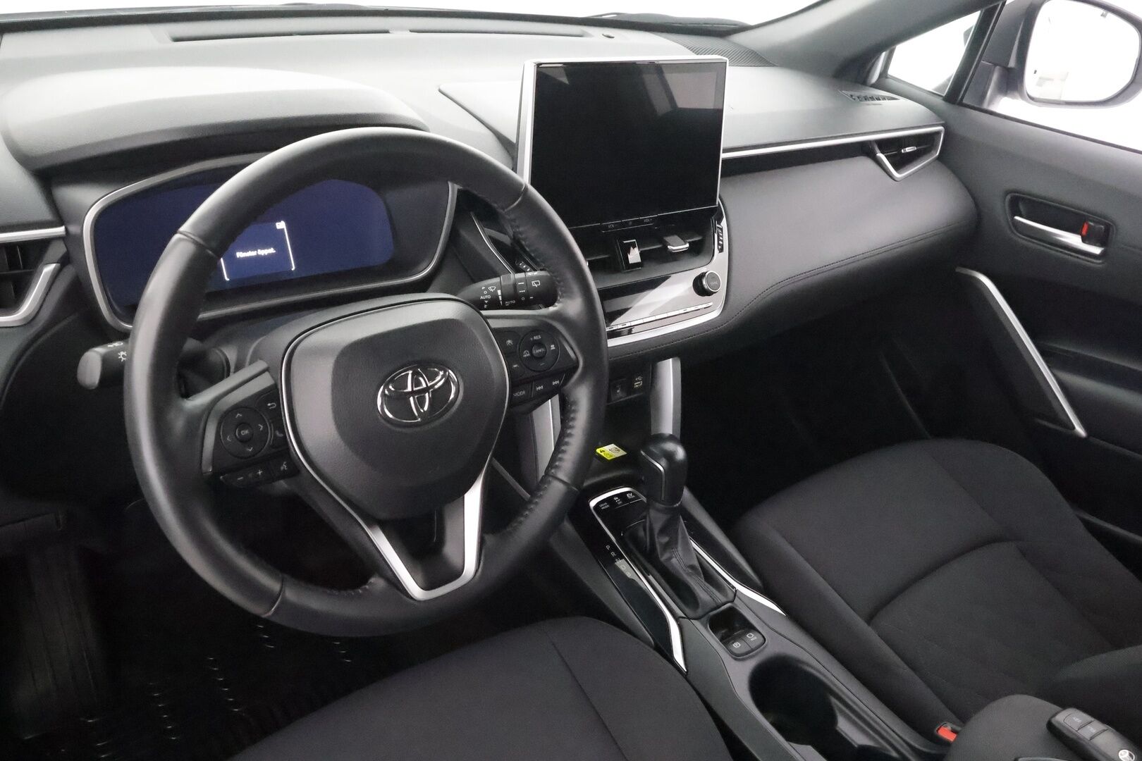 TOYOTA COROLLA CROSS 2023 2,0 AWD-i Style - | ACC | LED | P.kamera | Keyless | Navi | Apple & Android | LDA | PDA | RSA | Lämm. ratti | Digimittaristo | Aut. pitkät | 2x renkaat aluin | ALV |