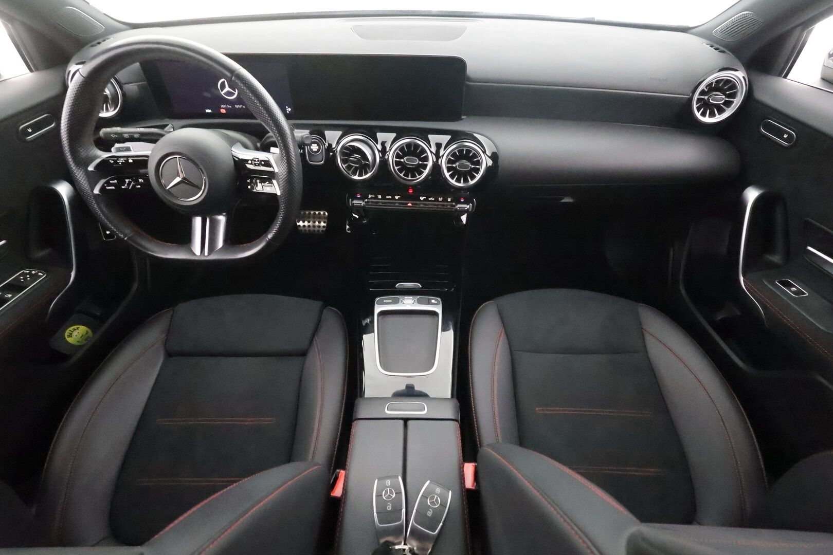 MERCEDES-BENZ A 2023 250 e A Business AMG - Facelift | Flatbottom  Widescreen | P.Kamera | LED-High Performance | Keyless | Kaistavahti | Navi | Ambient | Nahka-alcantara | Kahdet renkaat |