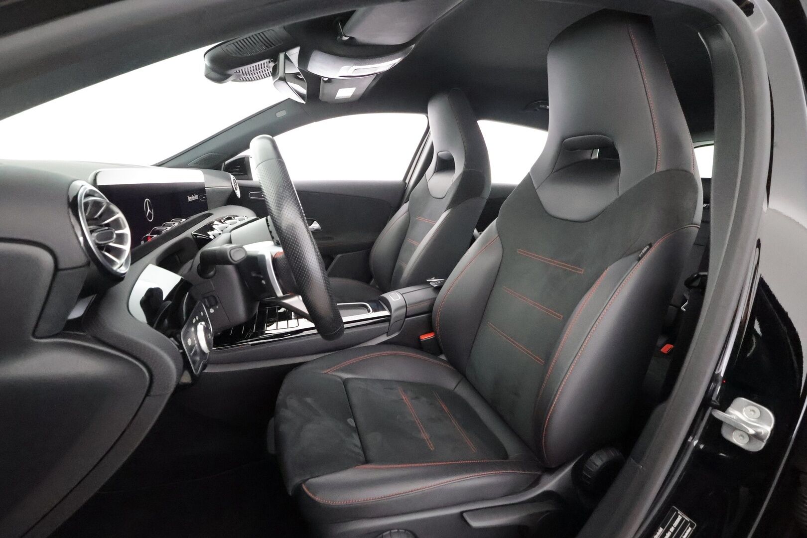 MERCEDES-BENZ A 2023 250 e A Business AMG - Facelift | Flatbottom  Widescreen | P.Kamera | LED-High Performance | Keyless | Kaistavahti | Navi | Ambient | Nahka-alcantara | Kahdet renkaat |