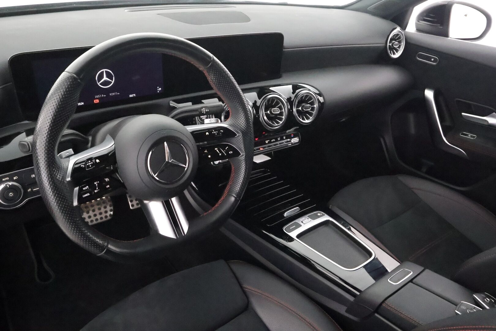 MERCEDES-BENZ A 2023 250 e A Business AMG - Facelift | Flatbottom  Widescreen | P.Kamera | LED-High Performance | Keyless | Kaistavahti | Navi | Ambient | Nahka-alcantara | Kahdet renkaat |