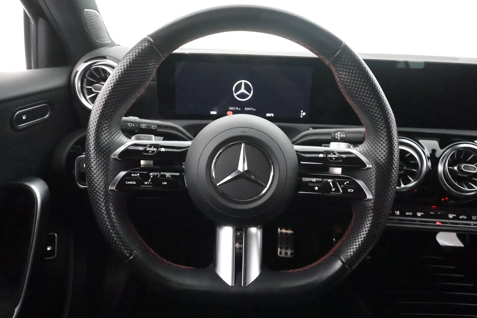 MERCEDES-BENZ A 2023 250 e A Business AMG - Facelift | Flatbottom  Widescreen | P.Kamera | LED-High Performance | Keyless | Kaistavahti | Navi | Ambient | Nahka-alcantara | Kahdet renkaat |