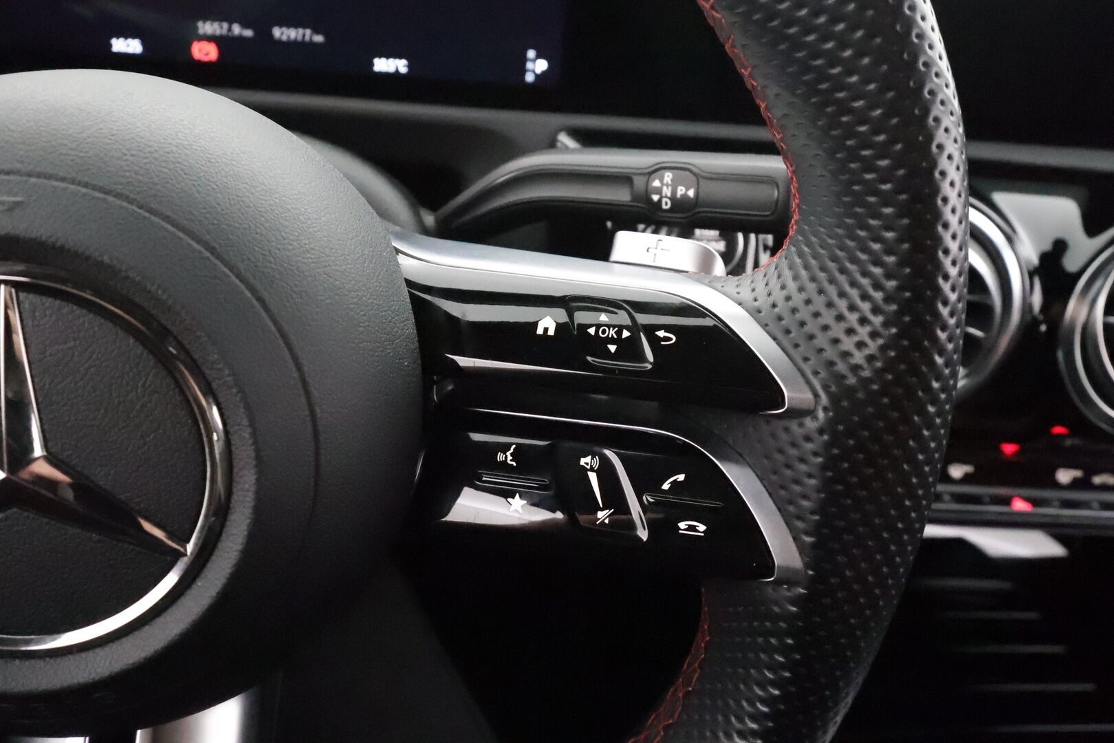 MERCEDES-BENZ A 2023 250 e A Business AMG - Facelift | Flatbottom  Widescreen | P.Kamera | LED-High Performance | Keyless | Kaistavahti | Navi | Ambient | Nahka-alcantara | Kahdet renkaat |