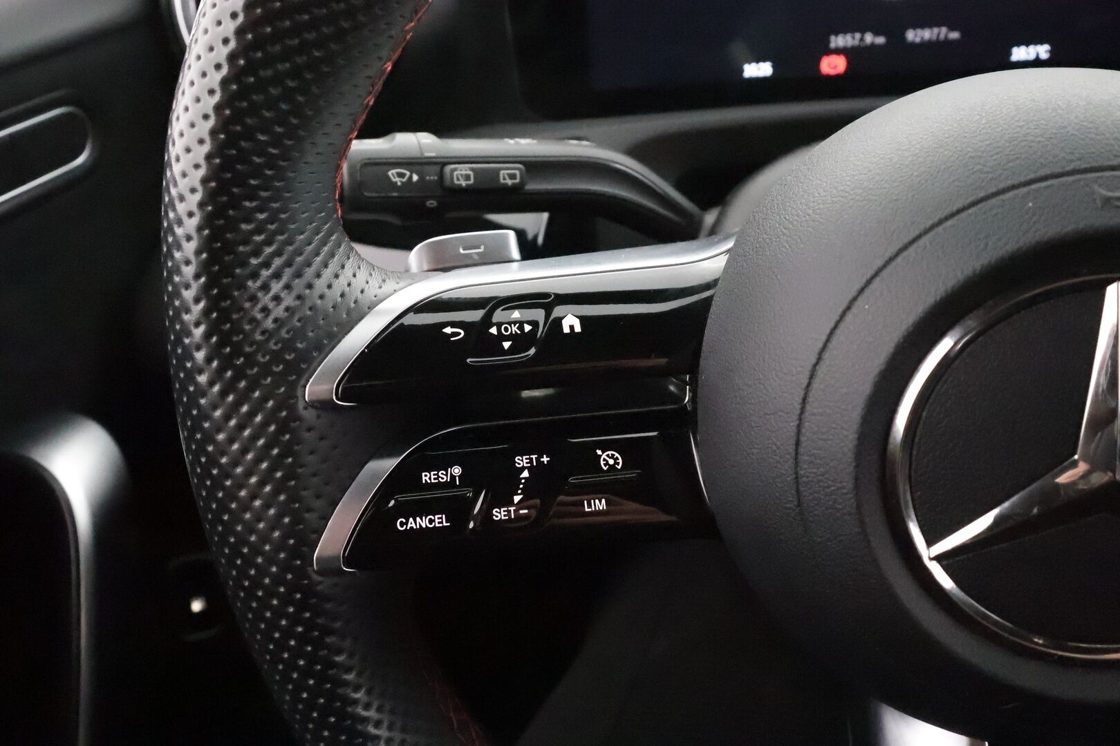 MERCEDES-BENZ A 2023 250 e A Business AMG - Facelift | Flatbottom  Widescreen | P.Kamera | LED-High Performance | Keyless | Kaistavahti | Navi | Ambient | Nahka-alcantara | Kahdet renkaat |