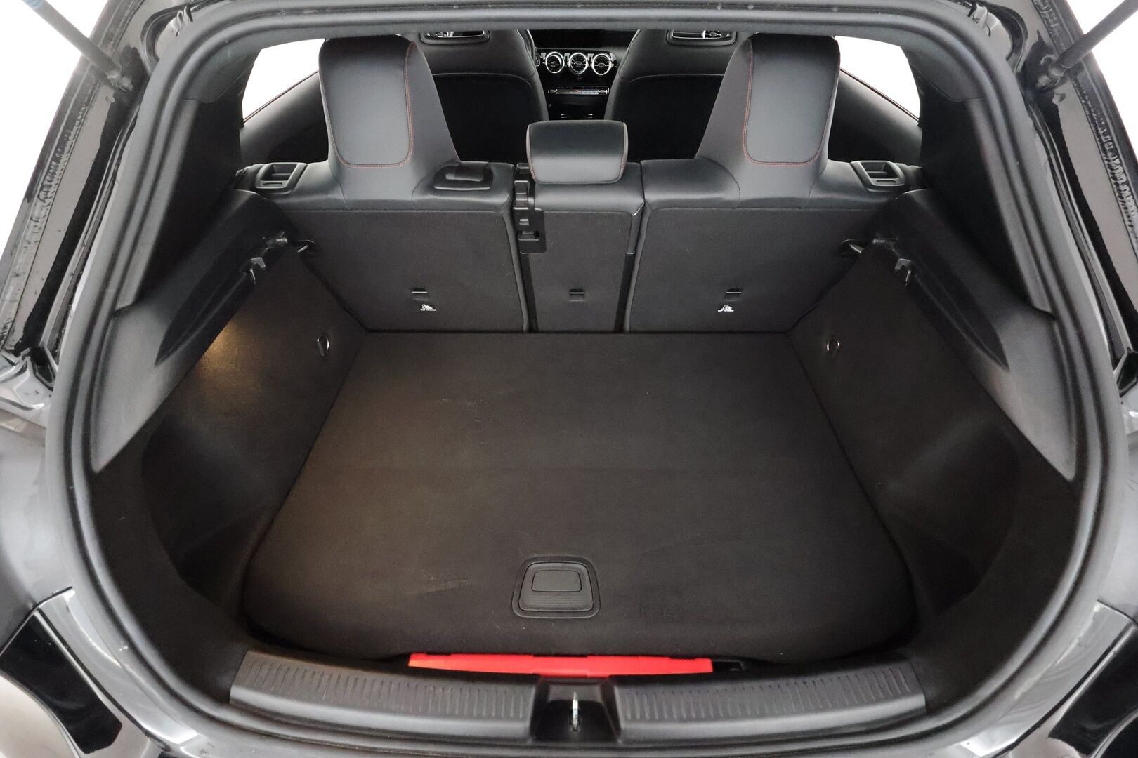 MERCEDES-BENZ A 2023 250 e A Business AMG - Facelift | Flatbottom  Widescreen | P.Kamera | LED-High Performance | Keyless | Kaistavahti | Navi | Ambient | Nahka-alcantara | Kahdet renkaat |