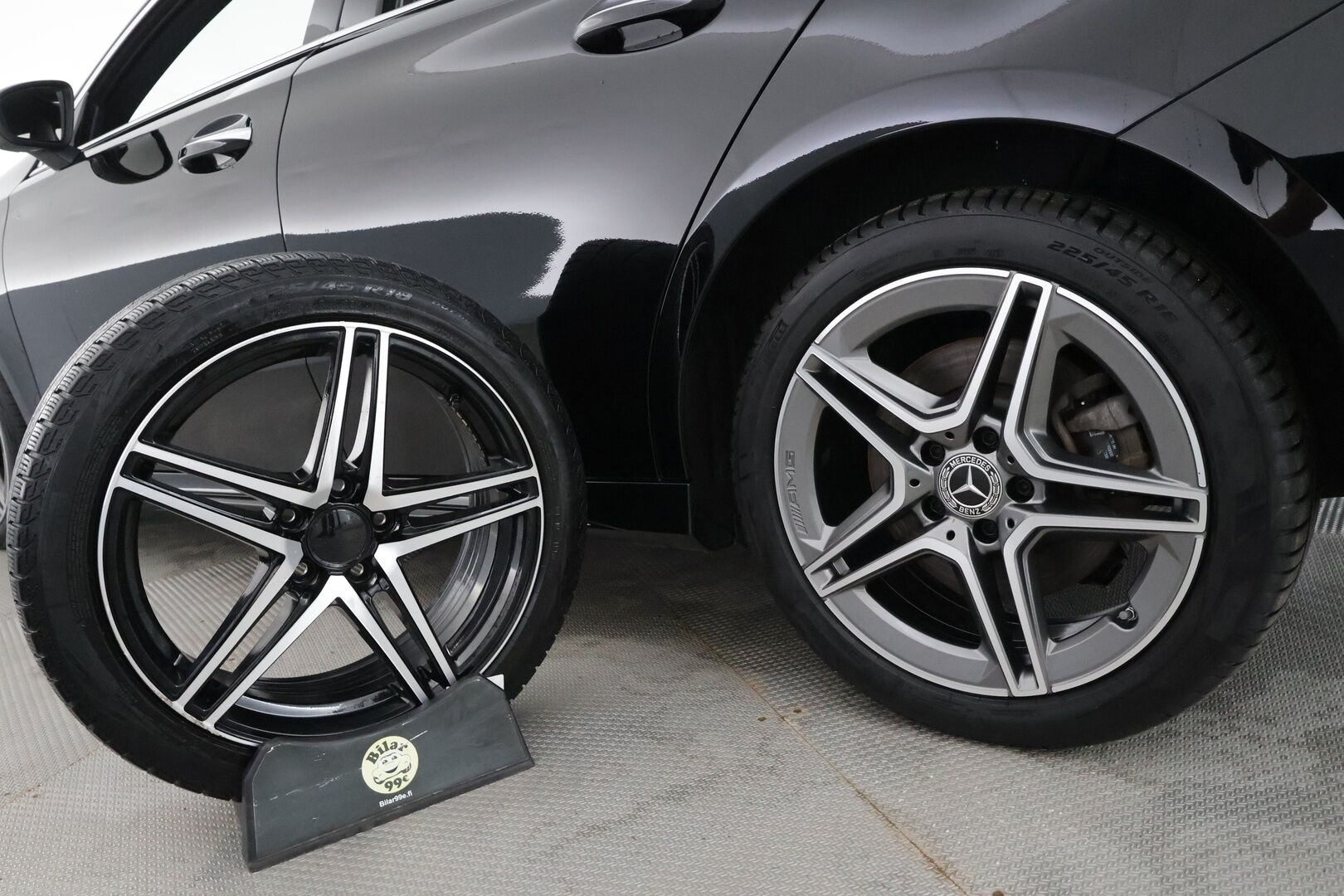 MERCEDES-BENZ A 2023 250 e A Business AMG - Facelift | Flatbottom  Widescreen | P.Kamera | LED-High Performance | Keyless | Kaistavahti | Navi | Ambient | Nahka-alcantara | Kahdet renkaat |