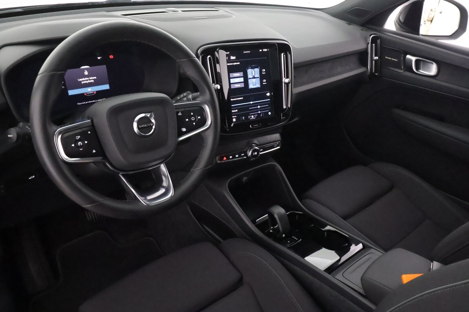Volvo XC40 2023 Recharge Single Motor Ultimate - | ACC | ILP | Koukku | Harman/kardon | Panorama | 360° | Muistipenkki | Sporttipenkit sähköllä | BLIS | Pilot Assist | 2x renkaat aluin | Merkkihuollot |  
