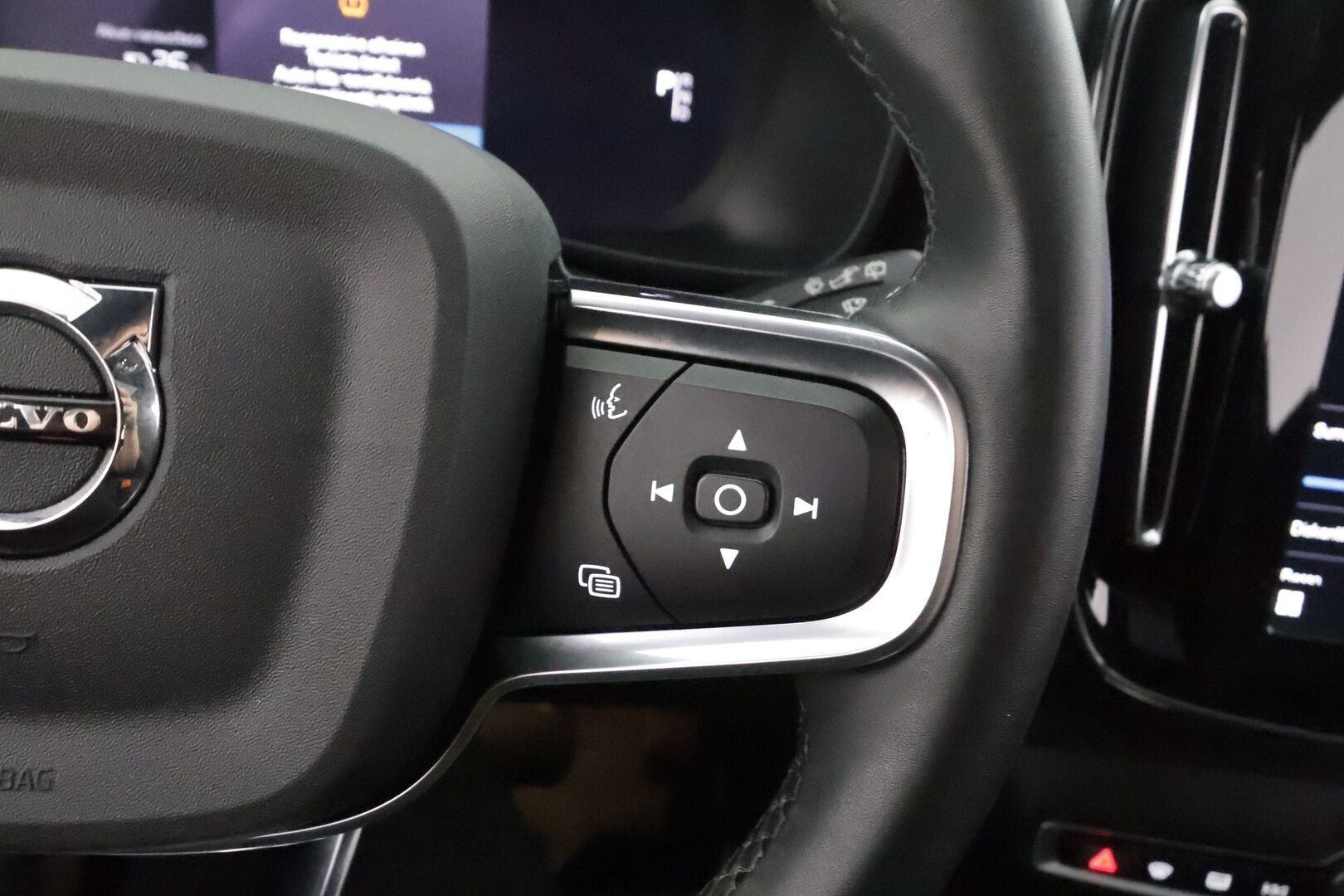 Volvo XC40 2023 Recharge Single Motor Ultimate - | ACC | ILP | Koukku | Harman/kardon | Panorama | 360° | Muistipenkki | Sporttipenkit sähköllä | BLIS | Pilot Assist | 2x renkaat aluin | Merkkihuollot |  