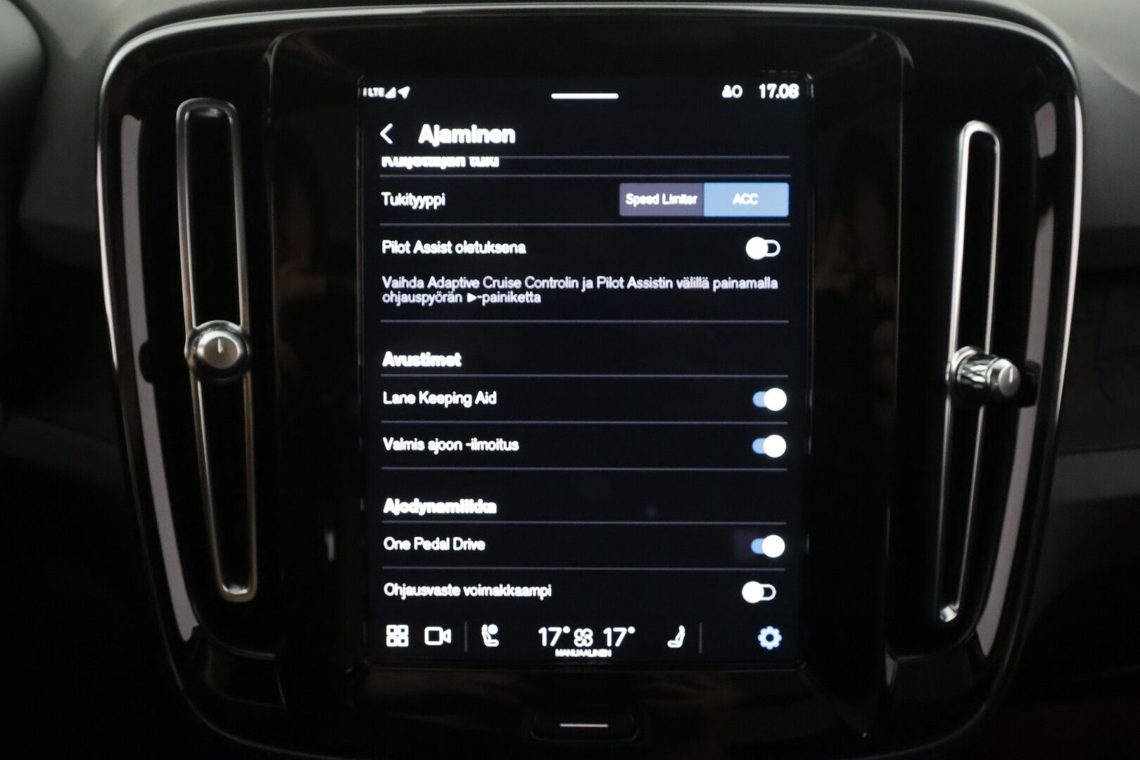Volvo XC40 2023 Recharge Single Motor Ultimate - | ACC | ILP | Koukku | Harman/kardon | Panorama | 360° | Muistipenkki | Sporttipenkit sähköllä | BLIS | Pilot Assist | 2x renkaat aluin | Merkkihuollot |  