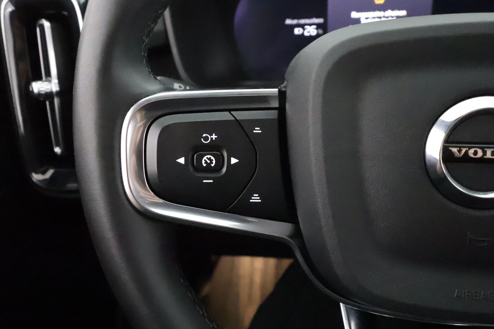 Volvo XC40 2023 Recharge Single Motor Ultimate - | ACC | ILP | Koukku | Harman/kardon | Panorama | 360° | Muistipenkki | Sporttipenkit sähköllä | BLIS | Pilot Assist | 2x renkaat aluin | Merkkihuollot |  