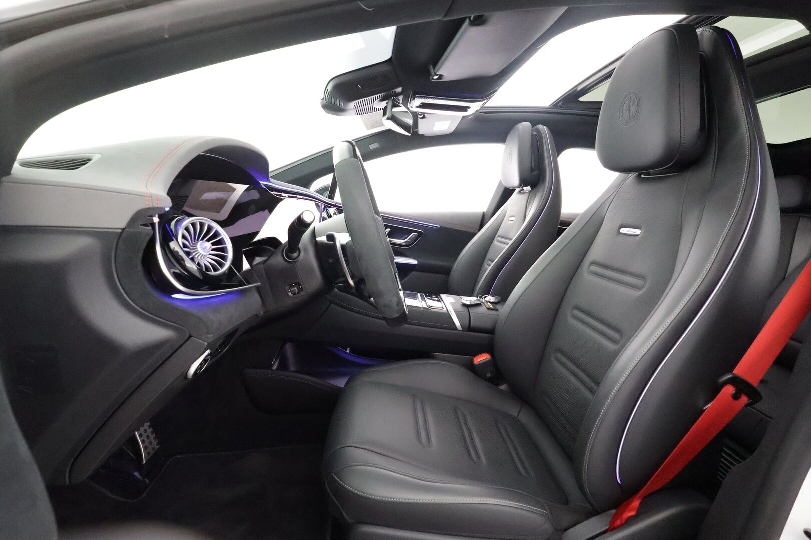 MERCEDES-BENZ EQE 2025 43 AMG - | ILP | Burmester | Nelipyöräohjaus | Panorama | Distronic | Hierovat&Ilmastoidut Comfort-penkit Muistilla | 360 | Hypescreen | Digital-LED | HUD | Airmatic DC | Keyless | 2x Latauskaapelit | 