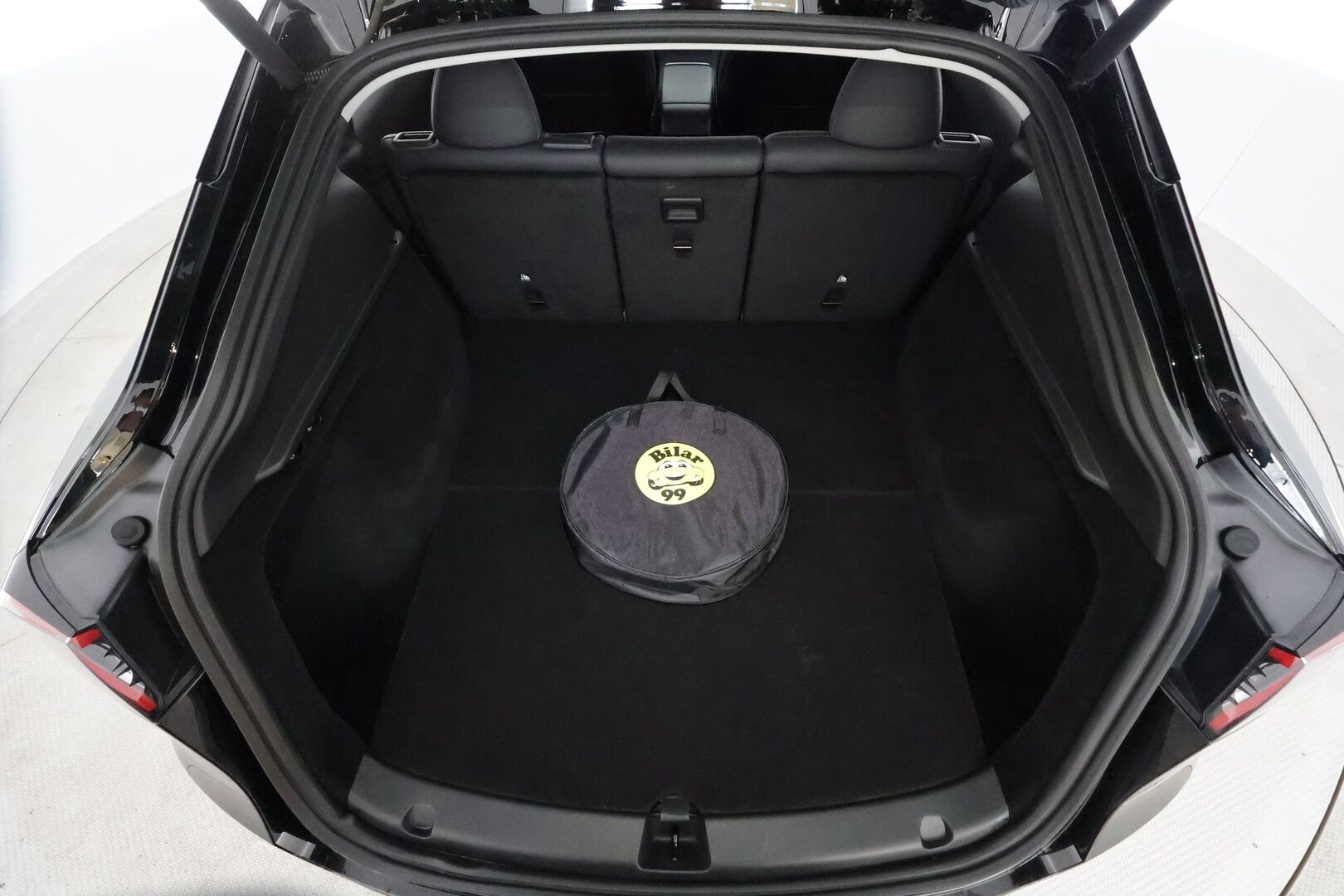Tesla Model Y 2023 Performance - | Koukku | ILP | Lasikatto | ACC | Matrix-LED | P.Kamera | Muistipenkki | Premium Audio | Navi | Kaistavahti | Keyless | 2x Latauskaapelit |