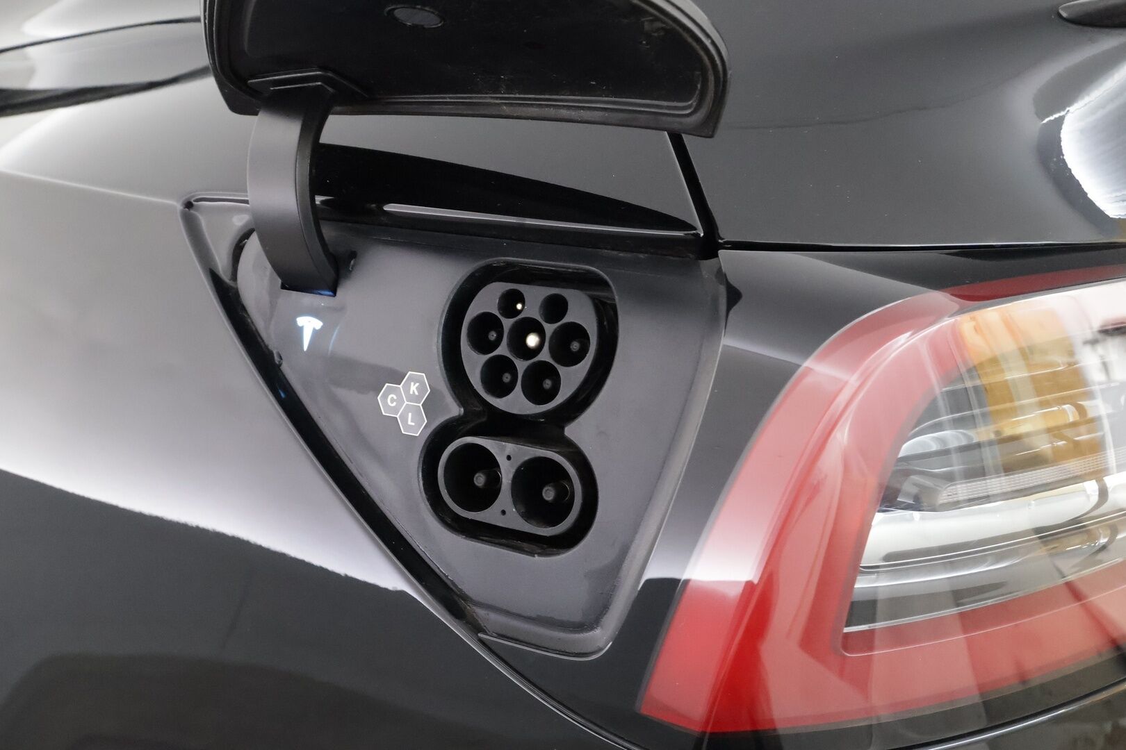 Tesla Model Y 2023 Performance - | Koukku | ILP | Lasikatto | ACC | Matrix-LED | P.Kamera | Muistipenkki | Premium Audio | Navi | Kaistavahti | Keyless | 2x Latauskaapelit |