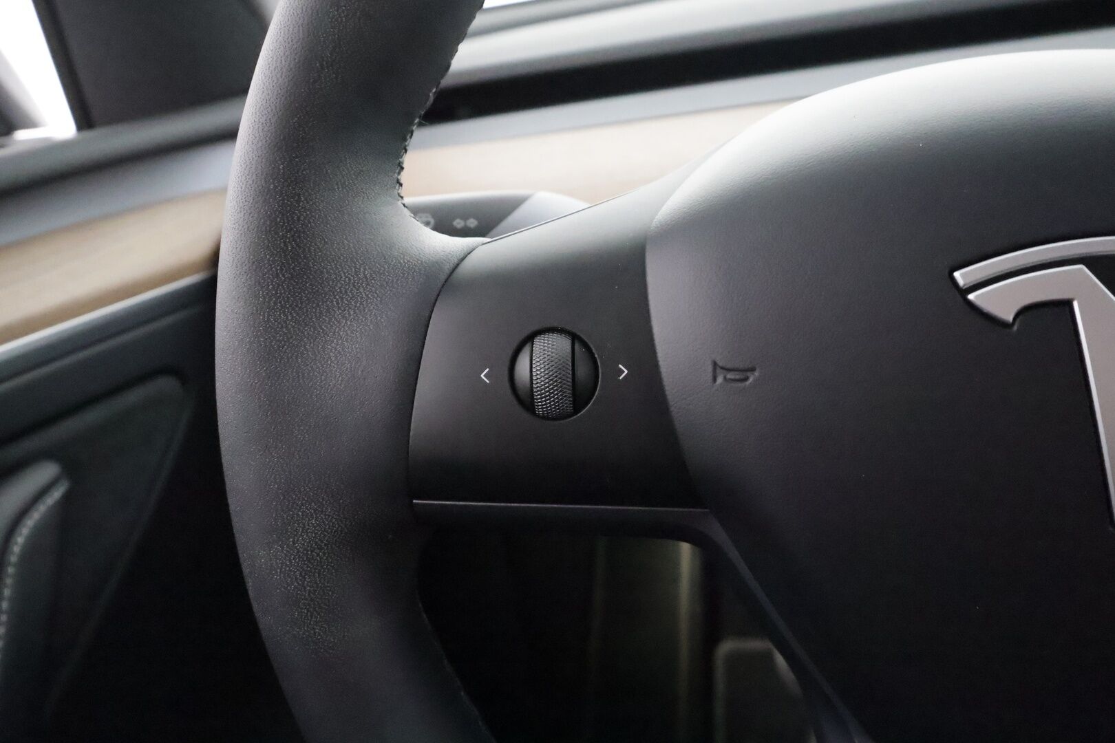 Tesla Model Y 2023 Performance - | Koukku | ILP | Lasikatto | ACC | Matrix-LED | P.Kamera | Muistipenkki | Premium Audio | Navi | Kaistavahti | Keyless | 2x Latauskaapelit |