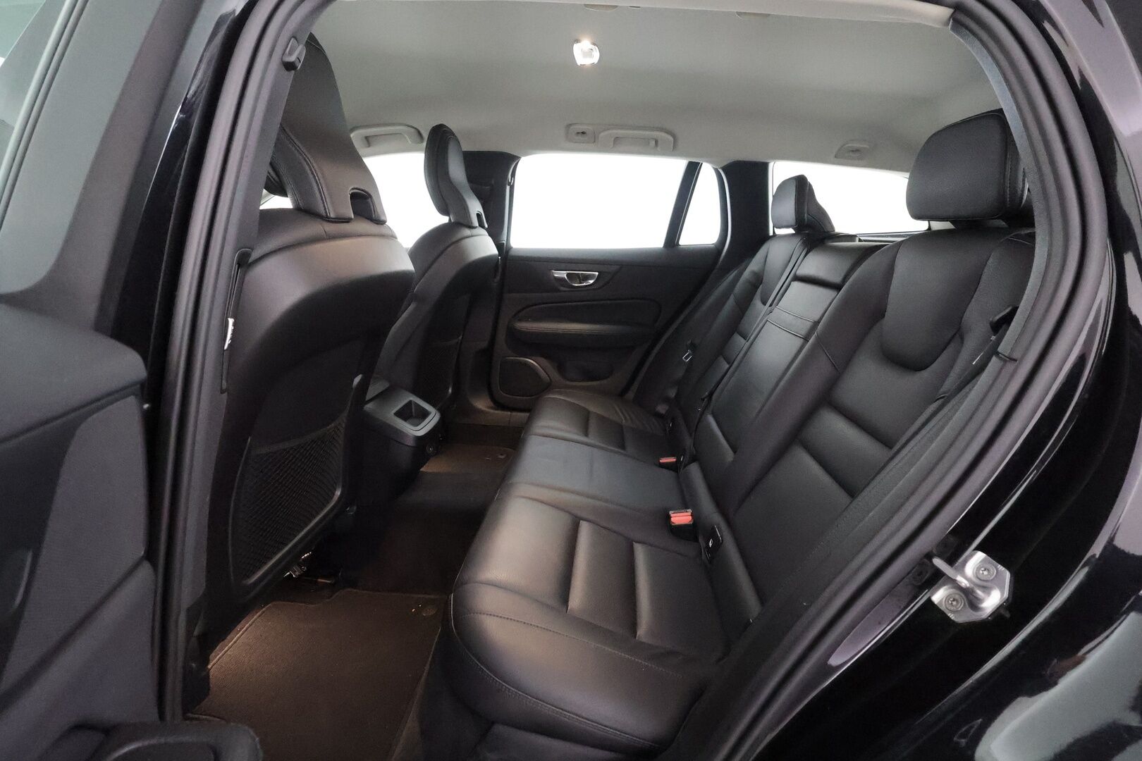 Volvo V60 2021 B3 MHEV Inscription aut - | ACC | Koukku | P.Kamera | Digimittaristo | Ratinlämmitys | LED | High Performance audio | Keyless | Apple&Android | Kahdet Renkaat |
