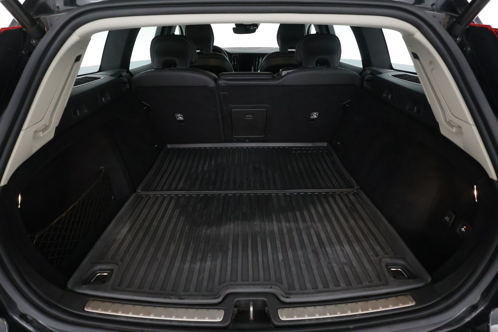 Volvo V60 2021 B3 MHEV Inscription aut - | ACC | Koukku | P.Kamera | Digimittaristo | Ratinlämmitys | LED | High Performance audio | Keyless | Apple&Android | Kahdet Renkaat |
