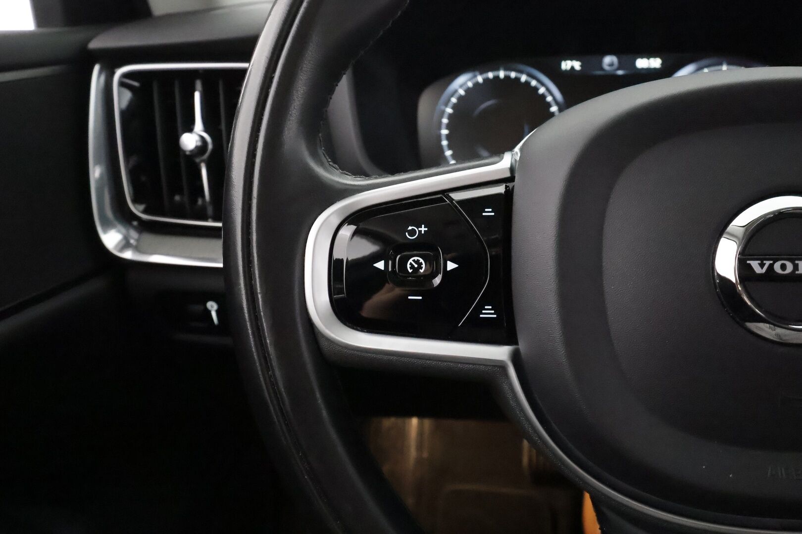 Volvo V60 2021 B3 MHEV Inscription aut - | ACC | Koukku | P.Kamera | Digimittaristo | Ratinlämmitys | LED | High Performance audio | Keyless | Apple&Android | Kahdet Renkaat |