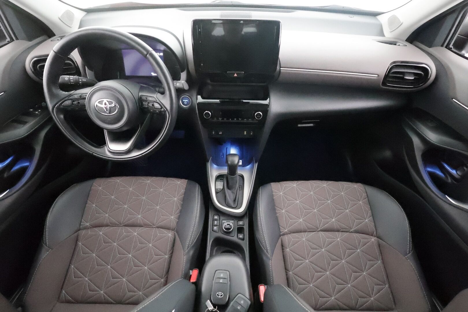 Toyota Yaris Cross 2024 1,5 Hybrid AWD-i Premium - | Koukku | ACC | P.Kamera | LED | Navi | Kaistavahti | Katveavustin | Apple&Android | Keyless | Merkkihuollot | 