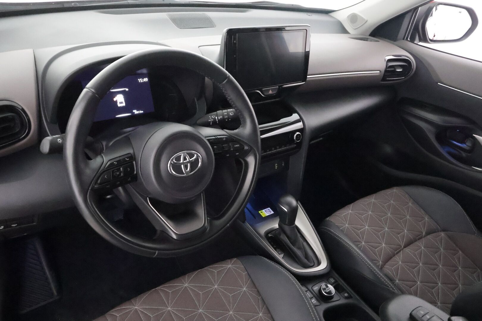 Toyota Yaris Cross 2024 1,5 Hybrid AWD-i Premium - | Koukku | ACC | P.Kamera | LED | Navi | Kaistavahti | Katveavustin | Apple&Android | Keyless | Merkkihuollot | 