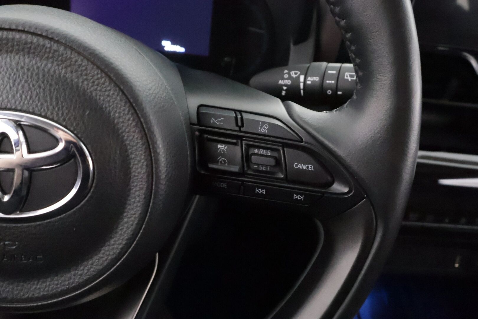Toyota Yaris Cross 2024 1,5 Hybrid AWD-i Premium - | Koukku | ACC | P.Kamera | LED | Navi | Kaistavahti | Katveavustin | Apple&Android | Keyless | Merkkihuollot | 