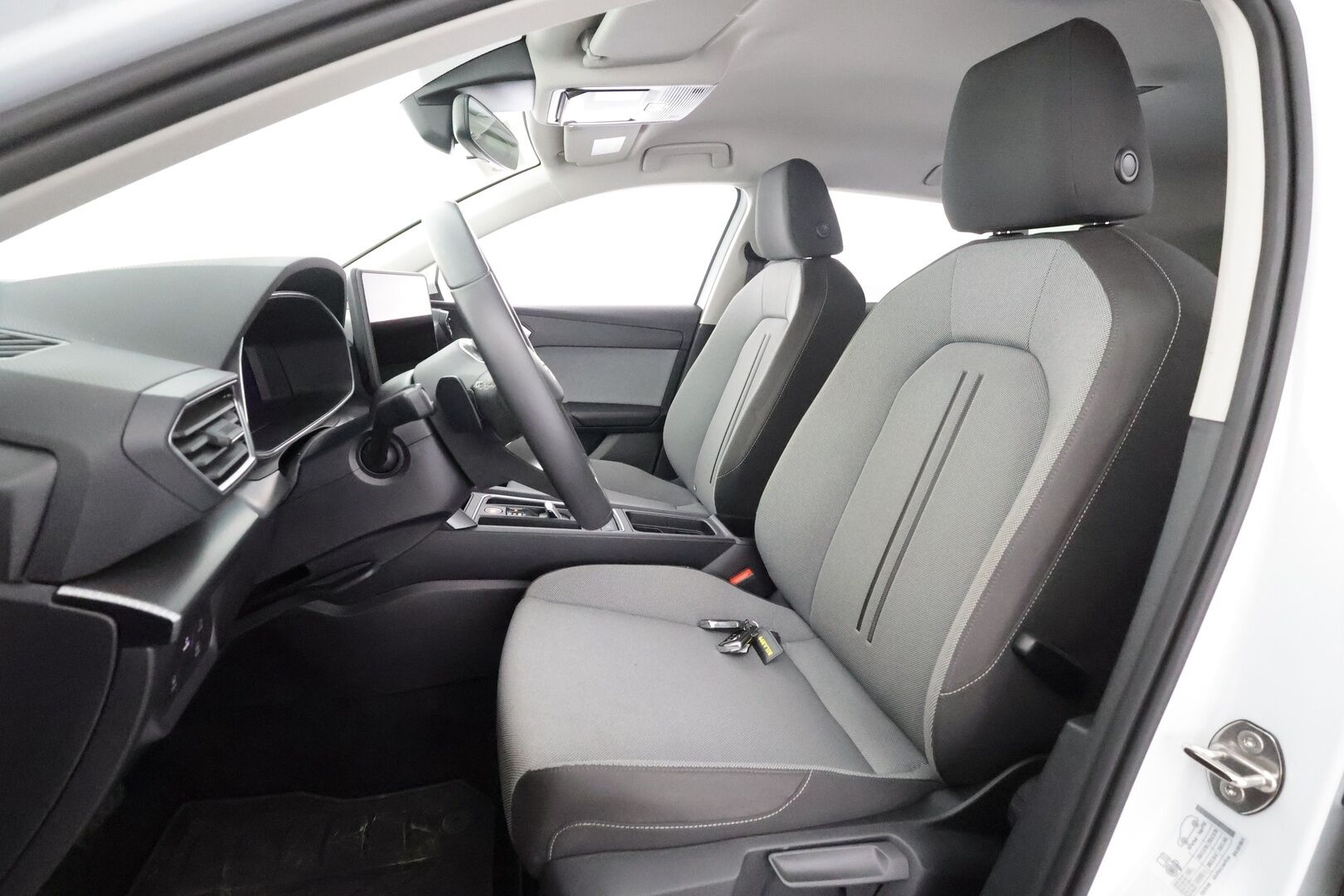 Seat Leon Sportstourer 2025 1.5 eTSI 116 Style DSG - | Vakkari | Pa-Lisälämmitin | Koukku | P.tutkat | LED | Digimittaristo | Ratinlämmitys | Navi | Apple&Android | Kahdet Renkaat |