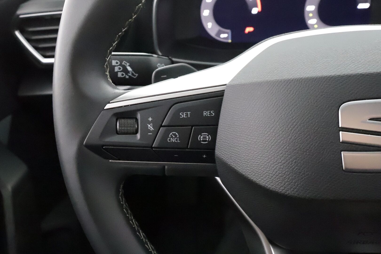 Seat Leon Sportstourer 2025 1.5 eTSI 116 Style DSG - | Vakkari | Pa-Lisälämmitin | Koukku | P.tutkat | LED | Digimittaristo | Ratinlämmitys | Navi | Apple&Android | Kahdet Renkaat |