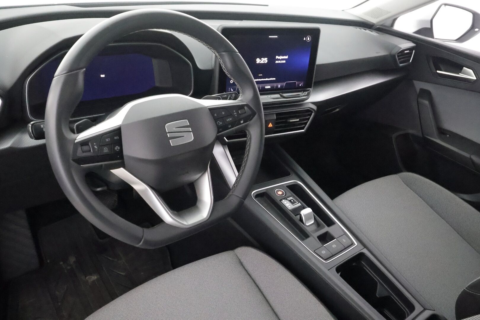 Seat Leon Sportstourer 2025 1.5 eTSI 116 Style DSG - | Vakkari | Pa-Lisälämmitin | Koukku | P.tutkat | LED | Digimittaristo | Ratinlämmitys | Navi | Apple&Android | Kahdet Renkaat |