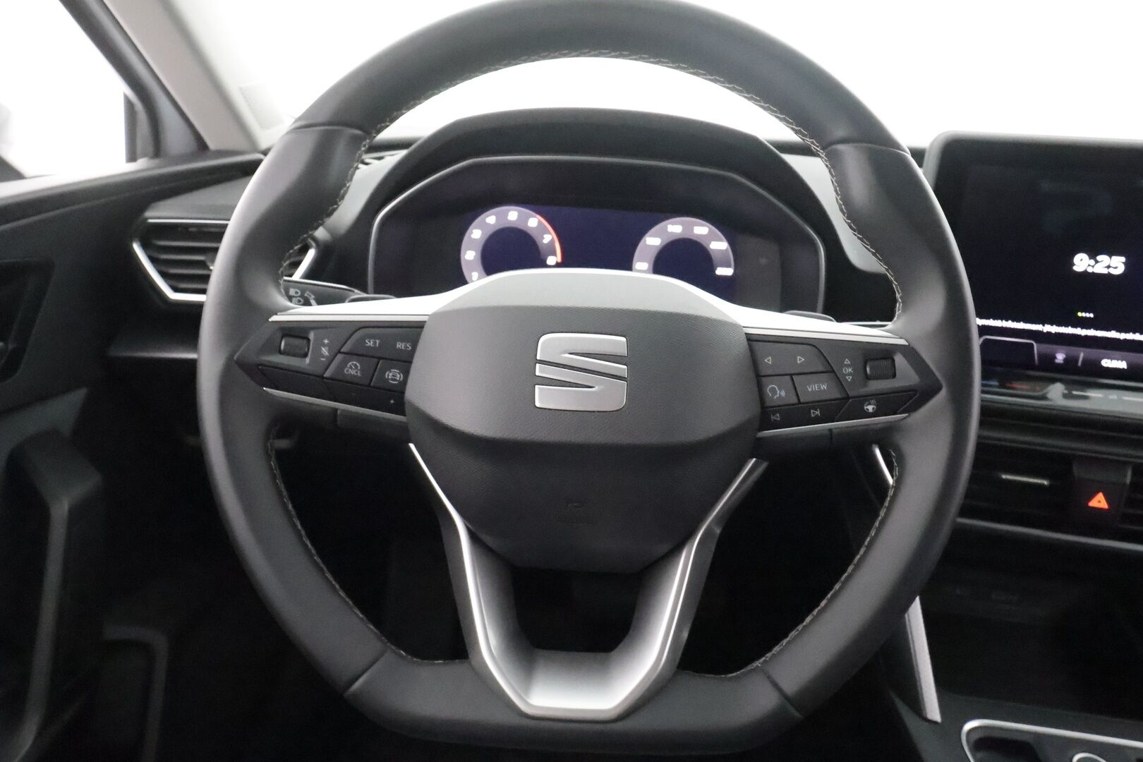 Seat Leon Sportstourer 2025 1.5 eTSI 116 Style DSG - | Vakkari | Pa-Lisälämmitin | Koukku | P.tutkat | LED | Digimittaristo | Ratinlämmitys | Navi | Apple&Android | Kahdet Renkaat |