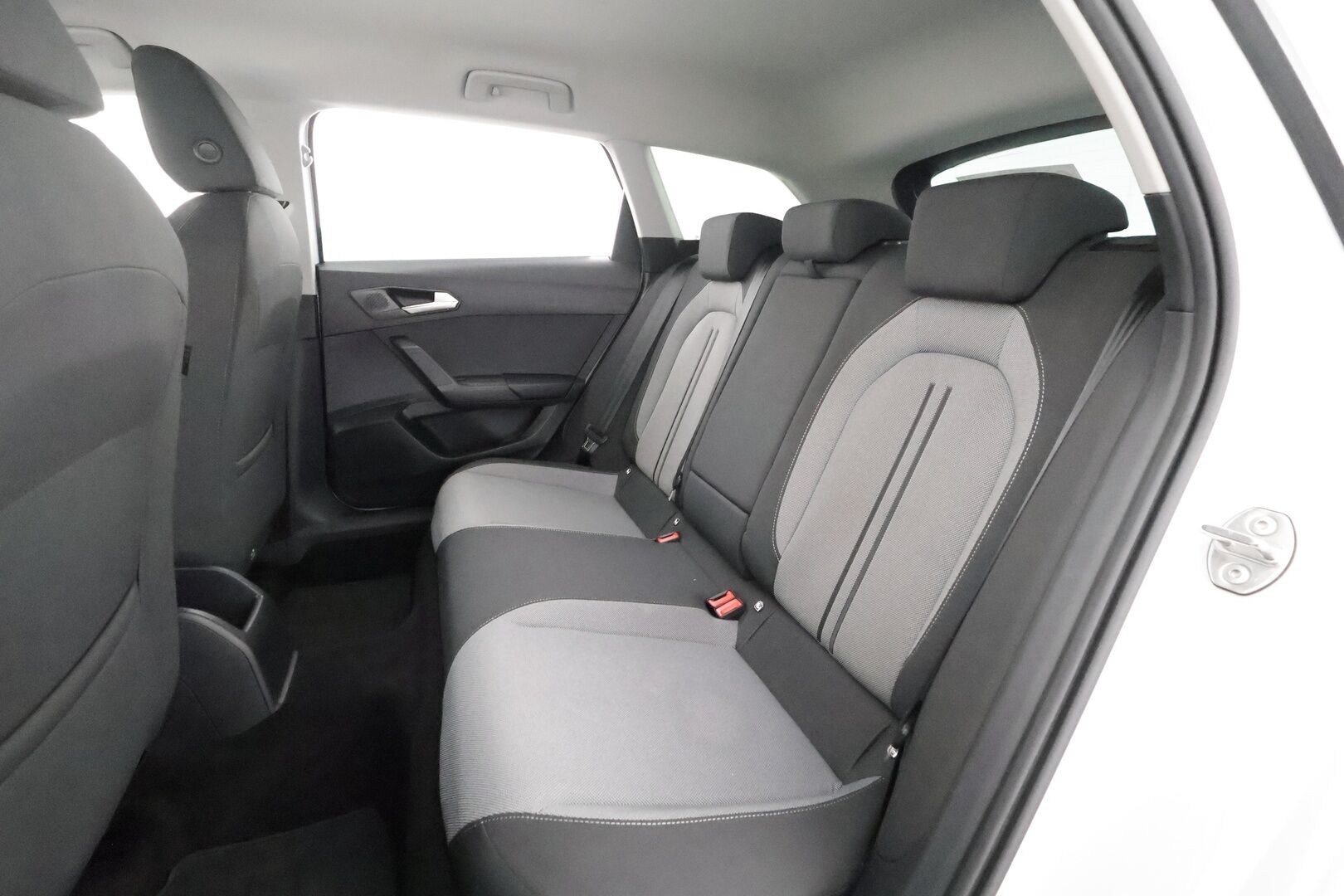 Seat Leon Sportstourer 2025 1.5 eTSI 116 Style DSG - | Vakkari | Pa-Lisälämmitin | Koukku | P.tutkat | LED | Digimittaristo | Ratinlämmitys | Navi | Apple&Android | Kahdet Renkaat |