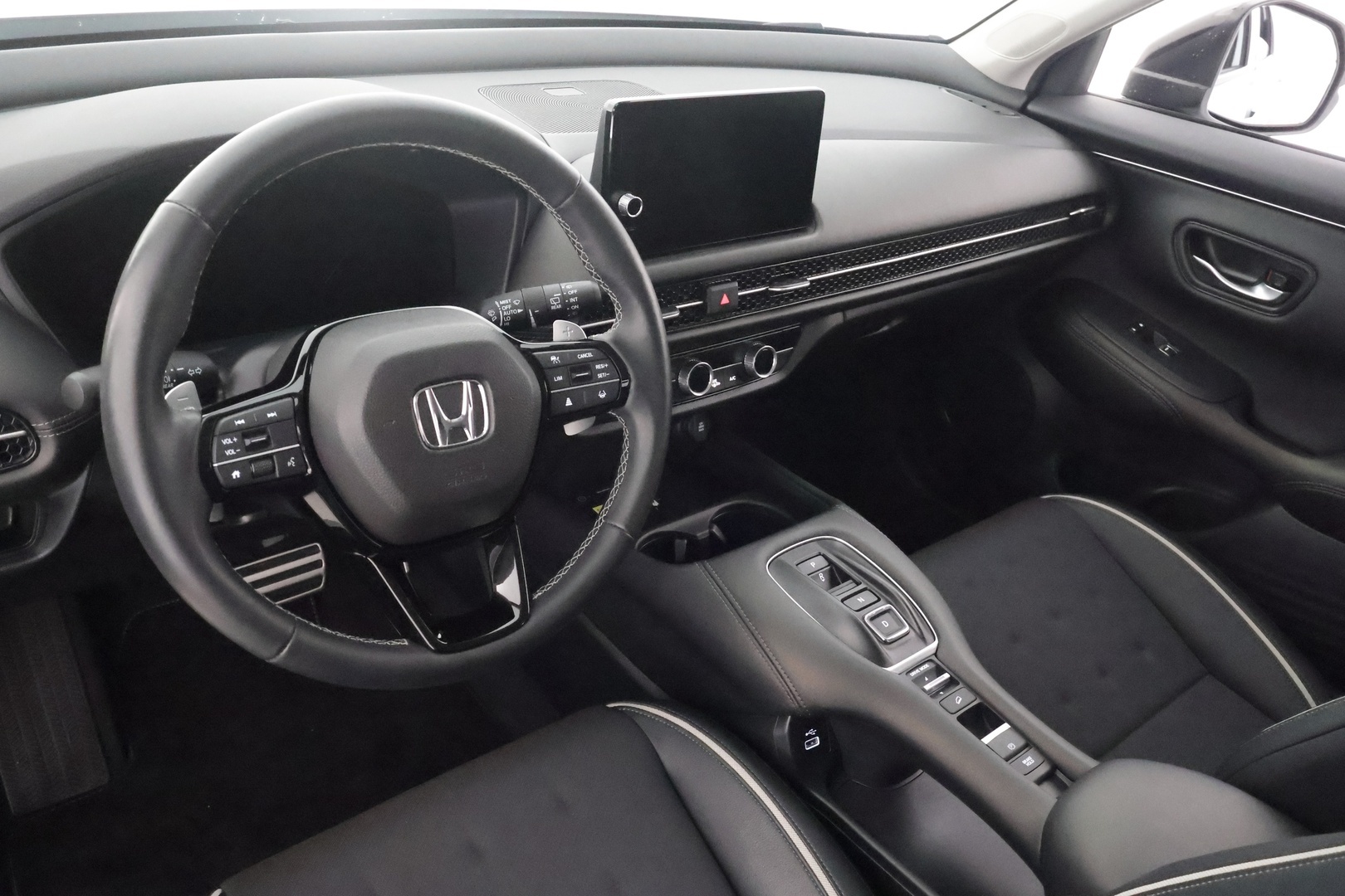 HONDA ZR-V 2025 e:HEV 2.0 i-MMD Sport Black Emblem - | ACC | Koukku | Sähköpenkit | Puolinahat | Lane Assist | BSM | P.kamera | Apple & Android | Sähk. takaluukku | LED | Merkkihuollot | 
