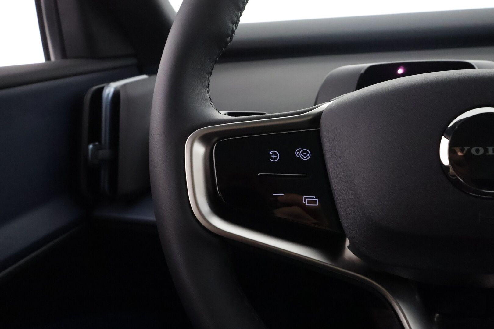 Volvo EX30 2024 Twin Performance Ultra - | ACC | ILP | Lasikatto | H/K | Sähköpenkit | 360-Kamera | Keyless | Apple&Android | Kahdet Renkaat | Merkkihuollettu |