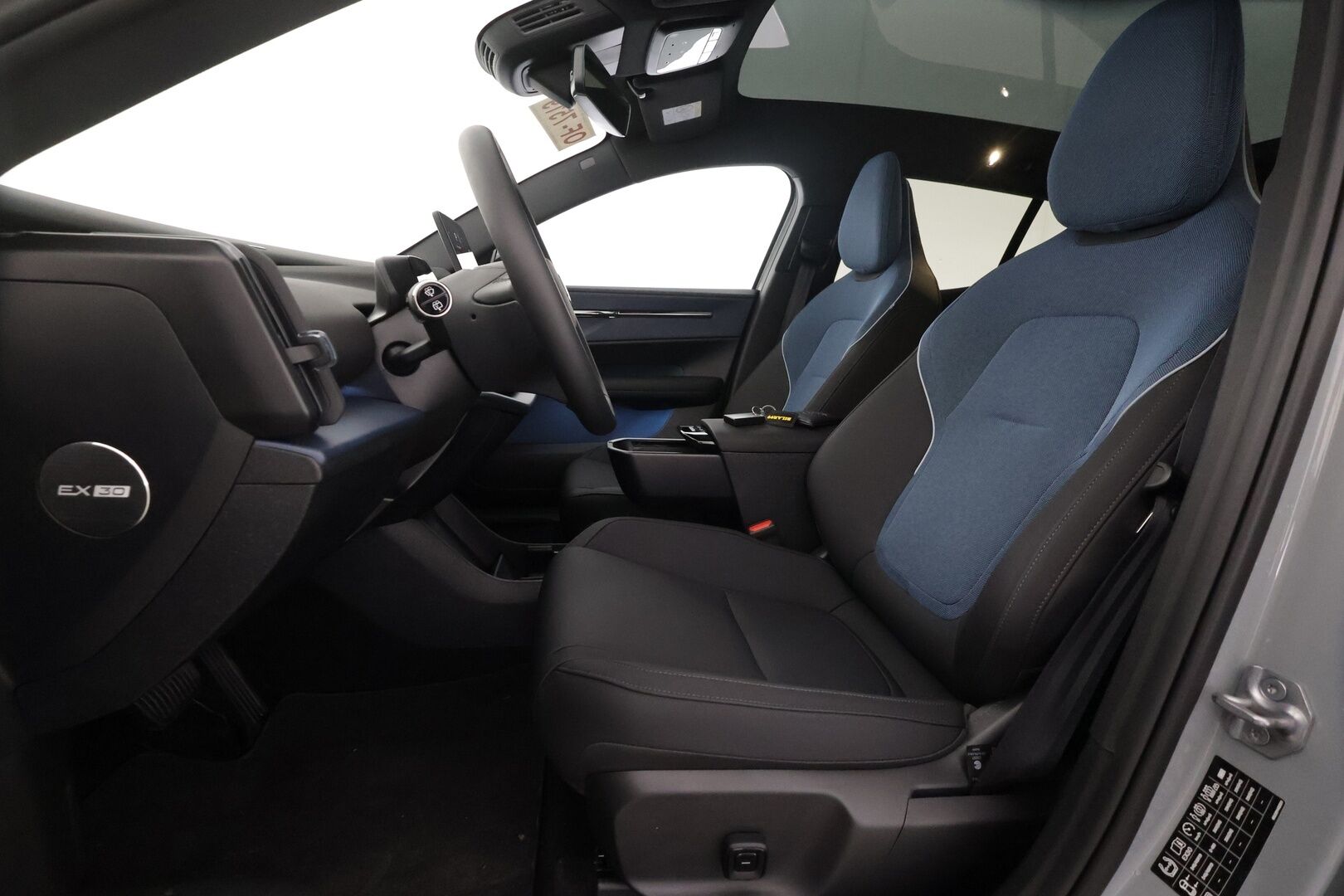 Volvo EX30 2024 Twin Performance Ultra - | ACC | ILP | Lasikatto | H/K | Sähköpenkit | 360-Kamera | Keyless | Apple&Android | Kahdet Renkaat | Merkkihuollettu |
