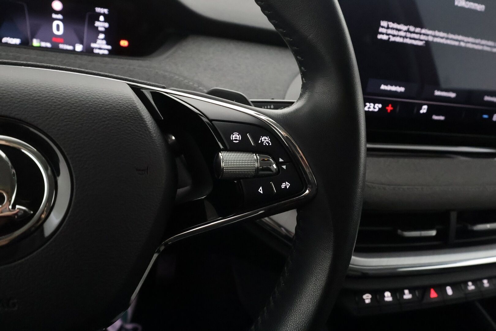 SKODA ENYAQ 2023 iV80X 265hv Convenience Plus - | ACC | ILP | Koukku | Matrix-LED | P.kamera | Puolinahat | Muistipenkki | Keyless | Apple&Android | Kahdet Renkaat | Merkkihuollettu |