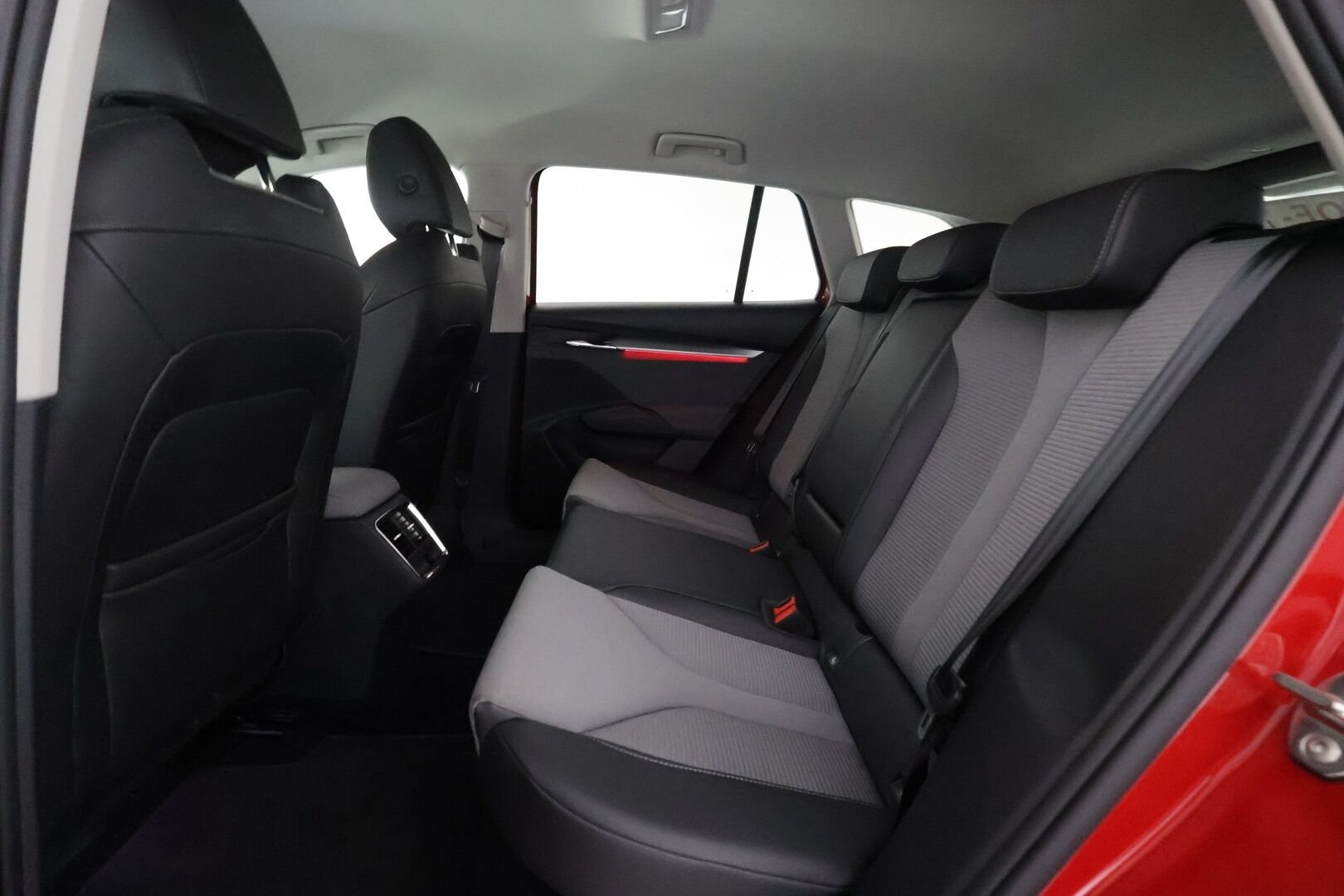 SKODA ENYAQ 2023 iV80X 265hv Convenience Plus - | ACC | ILP | Koukku | Matrix-LED | P.kamera | Puolinahat | Muistipenkki | Keyless | Apple&Android | Kahdet Renkaat | Merkkihuollettu |