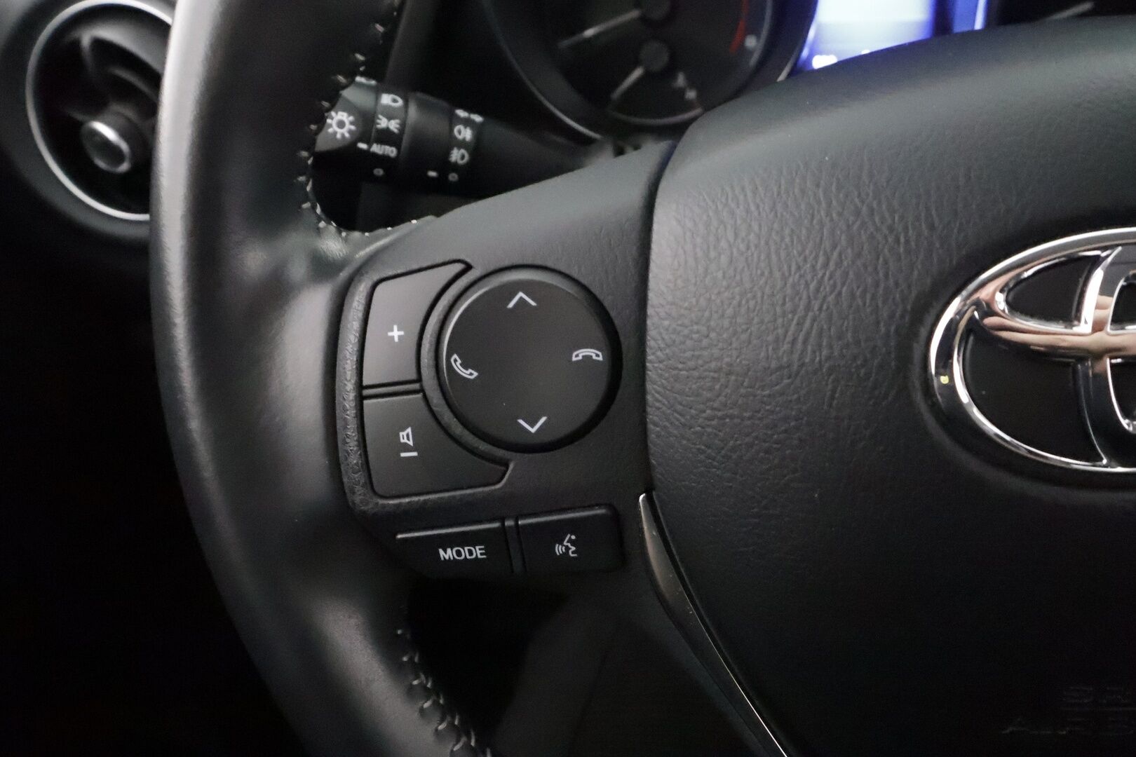 TOYOTA AURIS 2019 Hatchback 1,2 T Active - | Facelift | Merkkihuollettu | P.kamera | Keyless | Vakkari | Kaistavahti | PCS | RSA | Bluetooth | Penkinlämmittimet | Aut. pitkät | Aut. ilmastointi |