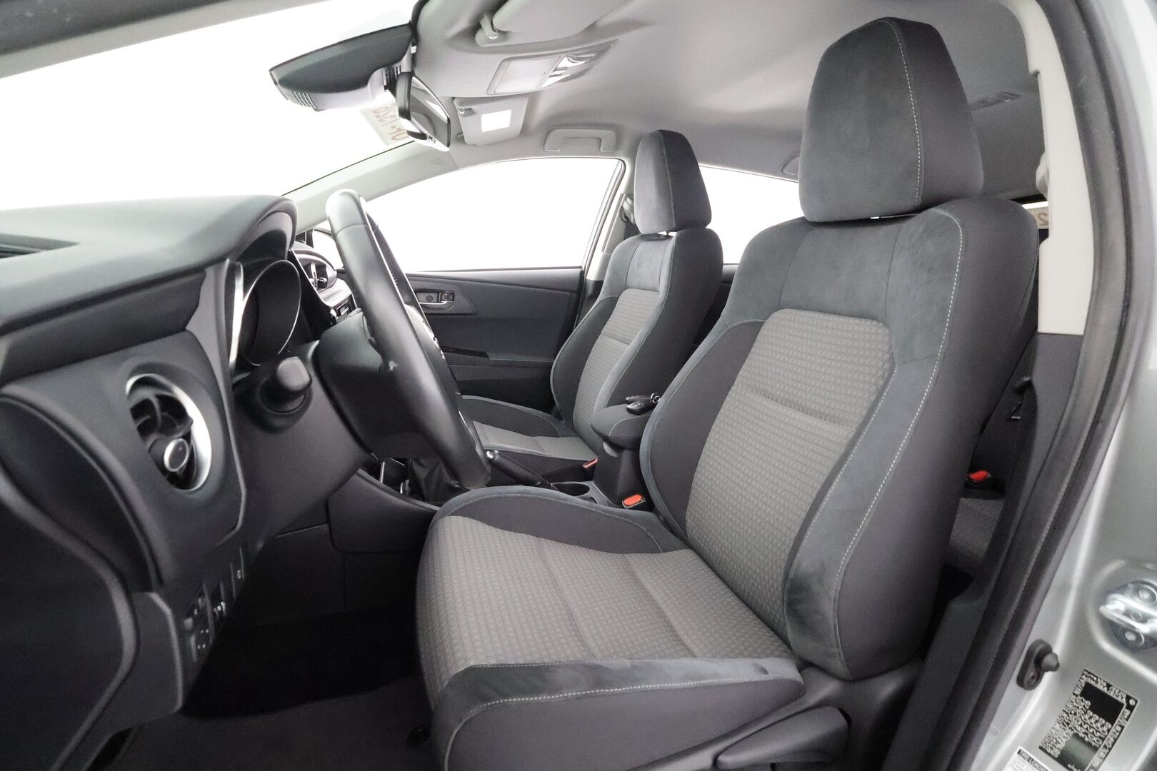 TOYOTA AURIS 2019 Hatchback 1,2 T Active - | Facelift | Merkkihuollettu | P.kamera | Keyless | Vakkari | Kaistavahti | PCS | RSA | Bluetooth | Penkinlämmittimet | Aut. pitkät | Aut. ilmastointi |