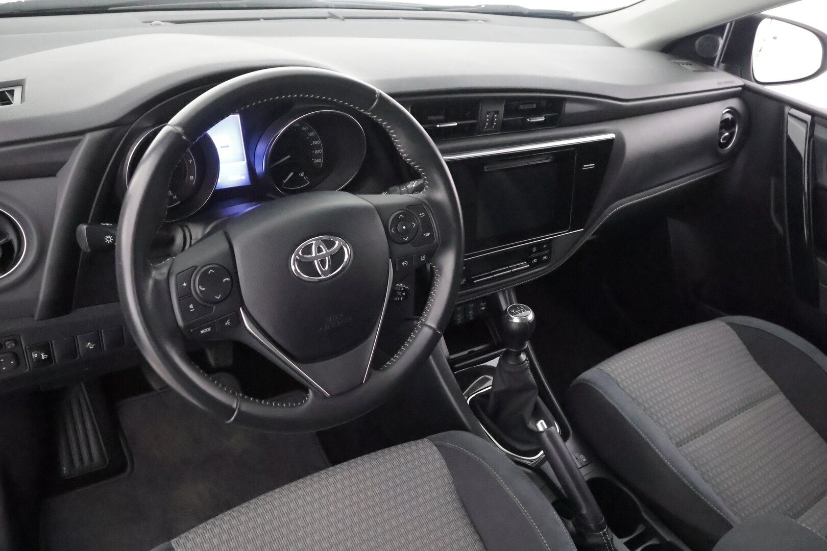 TOYOTA AURIS 2019 Hatchback 1,2 T Active - | Facelift | Merkkihuollettu | P.kamera | Keyless | Vakkari | Kaistavahti | PCS | RSA | Bluetooth | Penkinlämmittimet | Aut. pitkät | Aut. ilmastointi |