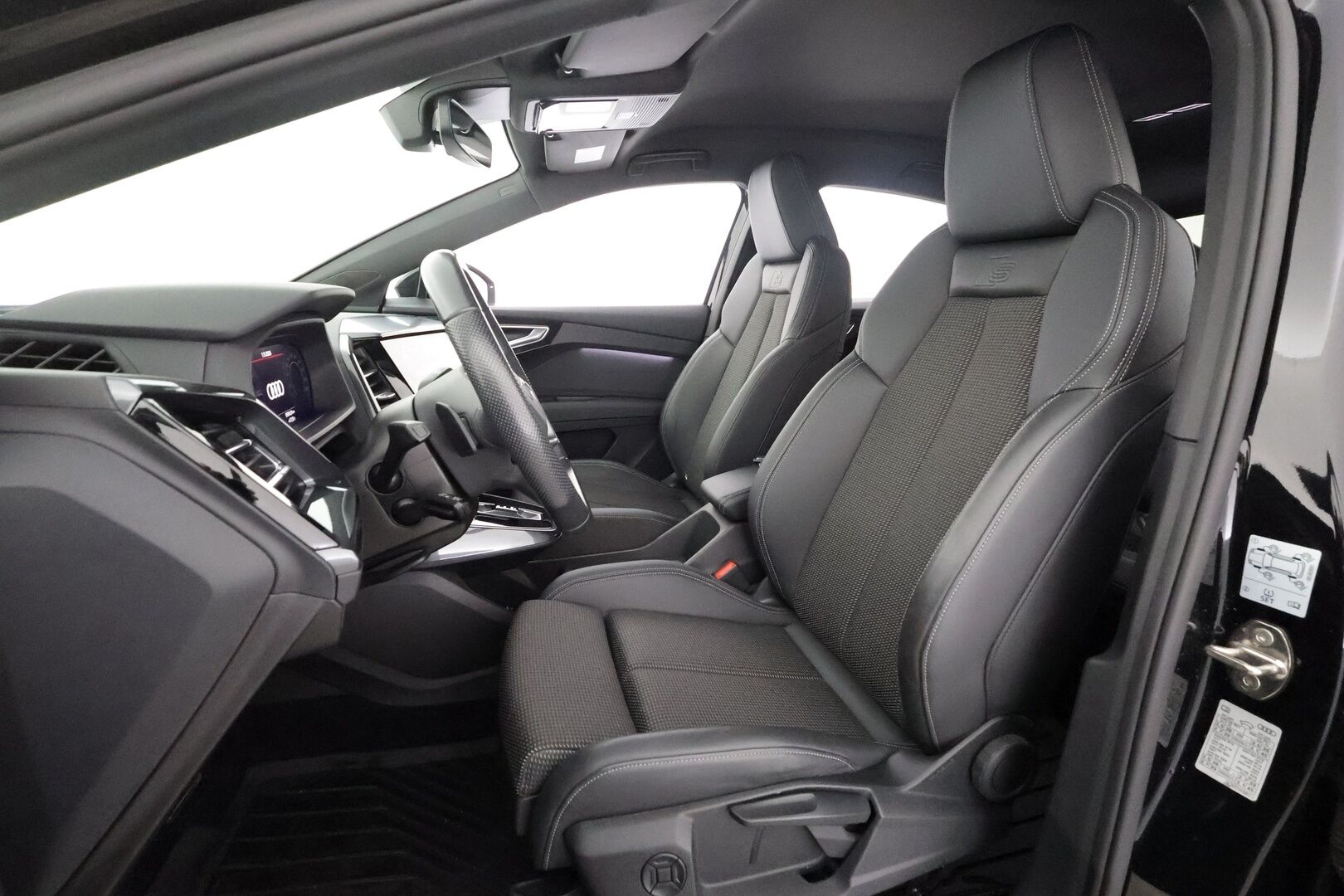 AUDI Q4 E-TRON 2023 40 Sportsback S-Line - ACC | ILP | Koukku | SONOS | S-Line | Matrix | Puolinahat | Sporttipenkit | P.kamera | Sähk. takaluukku | Keyless | Merkkihuollot | 