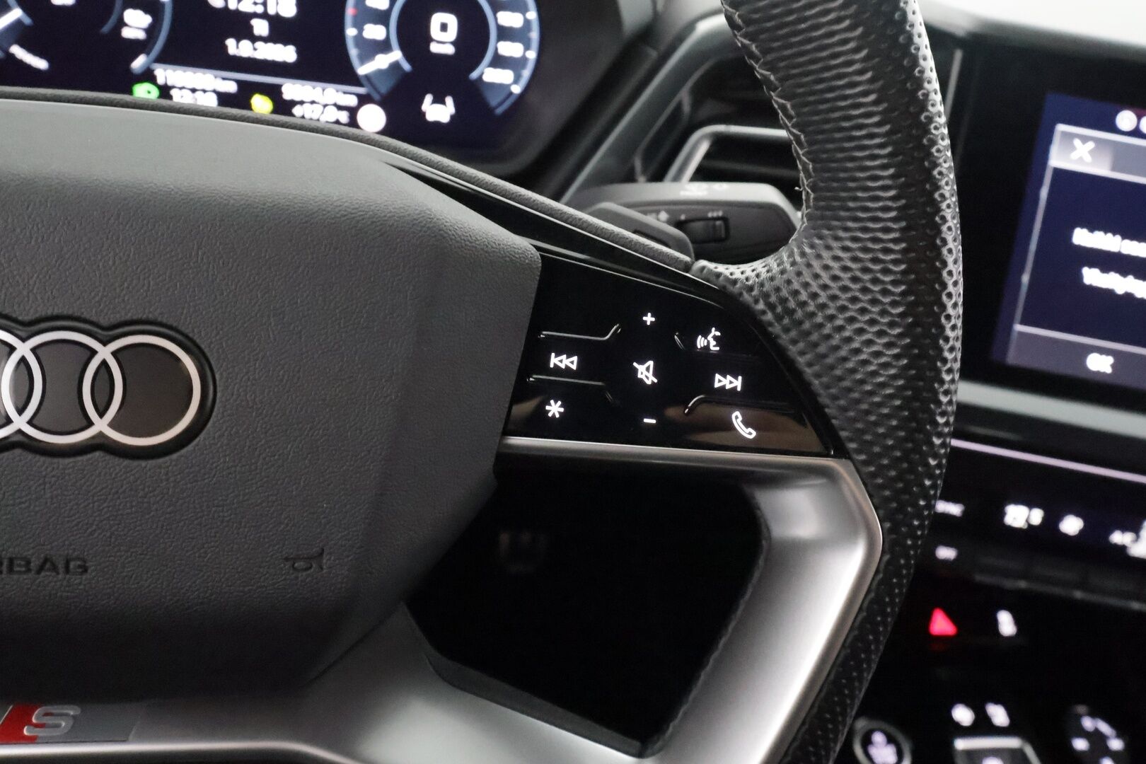 AUDI Q4 E-TRON 2023 40 Sportsback S-Line - ACC | ILP | Koukku | SONOS | S-Line | Matrix | Puolinahat | Sporttipenkit | P.kamera | Sähk. takaluukku | Keyless | Merkkihuollot | 