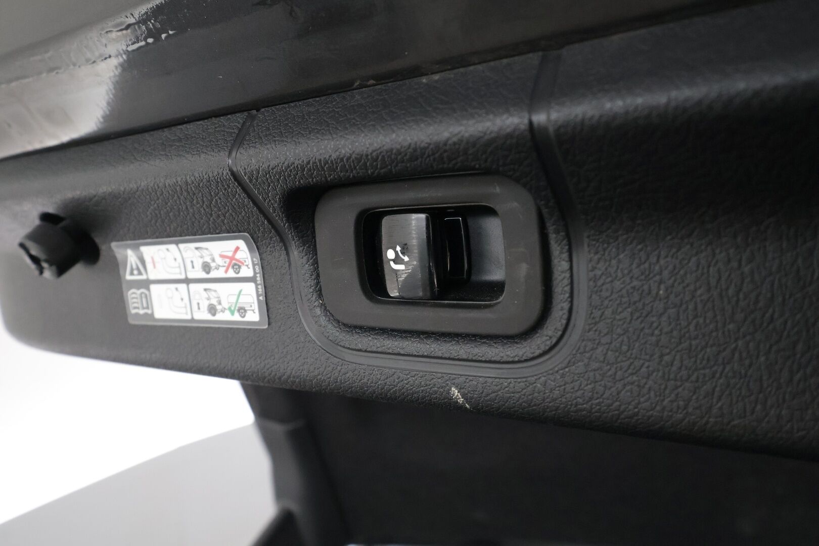 MERCEDES-BENZ EQE 2024 300 AMG - | ACC | ILP | Koukku | DTR Pro | AMG sisä ja ulko | Muistipenkit | Airmatic | Ambient light | Active Lane Assist | BSA | Merkkihuollot | 2x renkaat aluin | 
